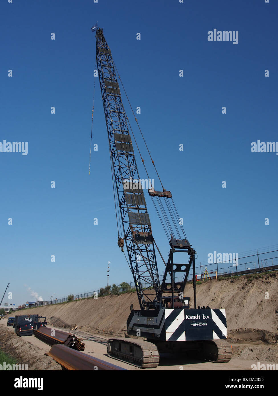 Una fotografia di un escavatore Hitachi KH 230-3 in funzione. L'immagine evidenzia le capacità della macchina nelle attività di costruzione per impieghi gravosi. Foto Stock