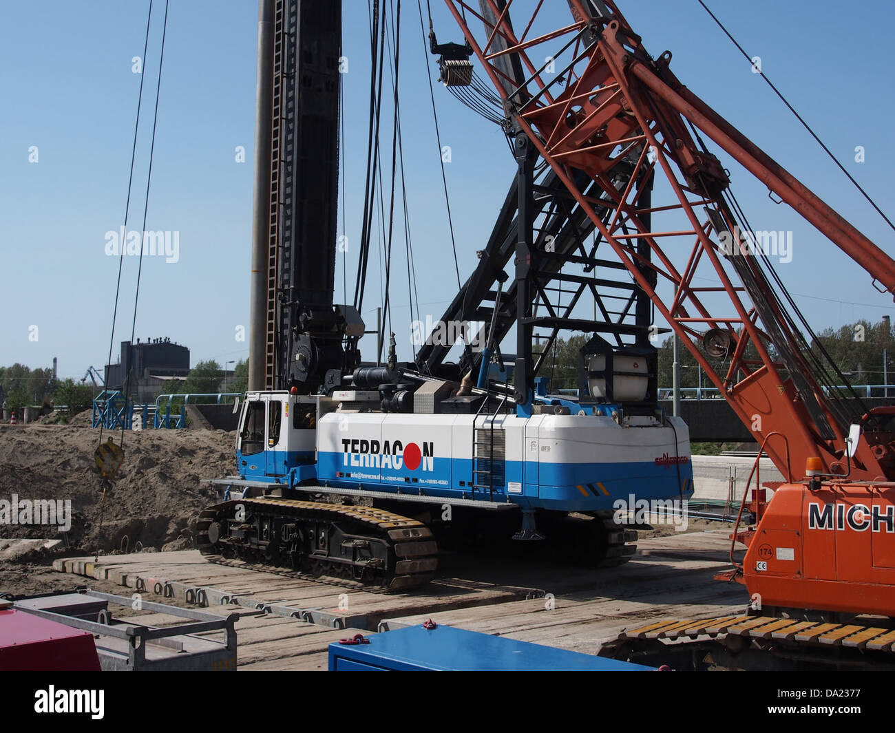 Questa immagine mostra Impact 6100, un modello robusto di Sennebogen, noto per le sue efficienti capacità di movimentazione dei materiali. Il design della macchina enfatizza la resistenza e la precisione nelle applicazioni industriali. Foto Stock