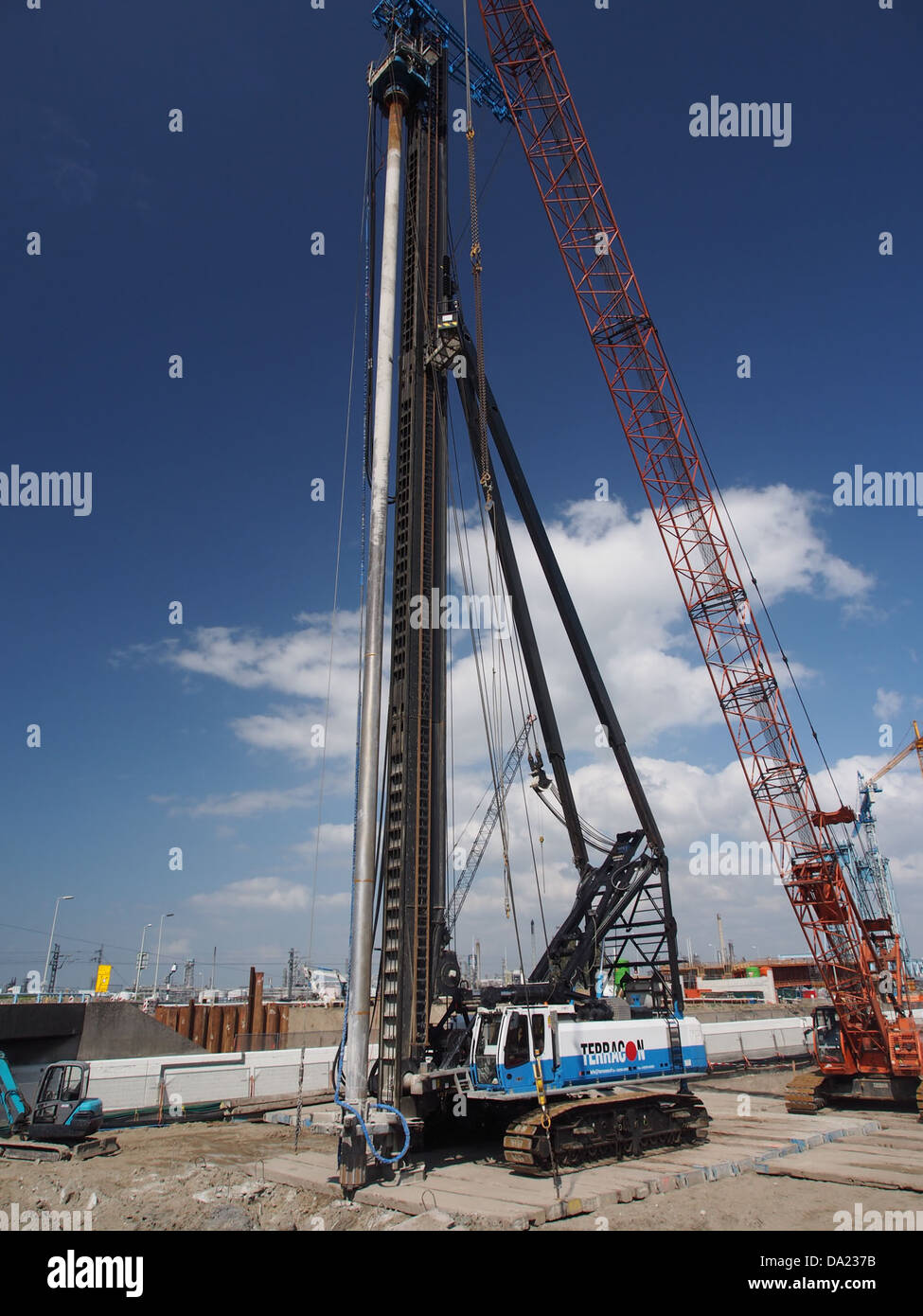 Sennebogen Impact 6100 è una potente macchina per la movimentazione dei materiali, progettata per l'efficienza nelle operazioni industriali e edili. Questa immagine mette in evidenza il design robusto e la capacità per le attività gravose, come la movimentazione dei materiali e la demolizione. Foto Stock