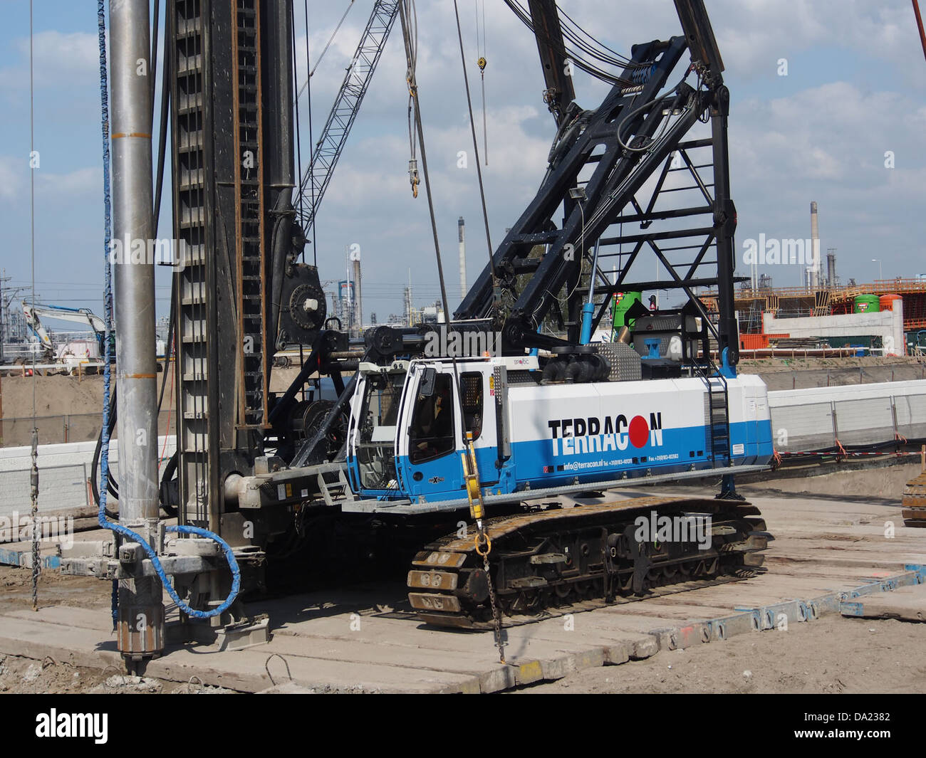 Questa immagine mostra l'Impact 6100 Sennebogen, una potente macchina utilizzata nelle operazioni industriali e edili. L'attrezzatura è nota per le sue elevate prestazioni e durata, che la rendono uno strumento fondamentale nelle applicazioni per impieghi gravosi per la movimentazione e la movimentazione di materiali. Foto Stock