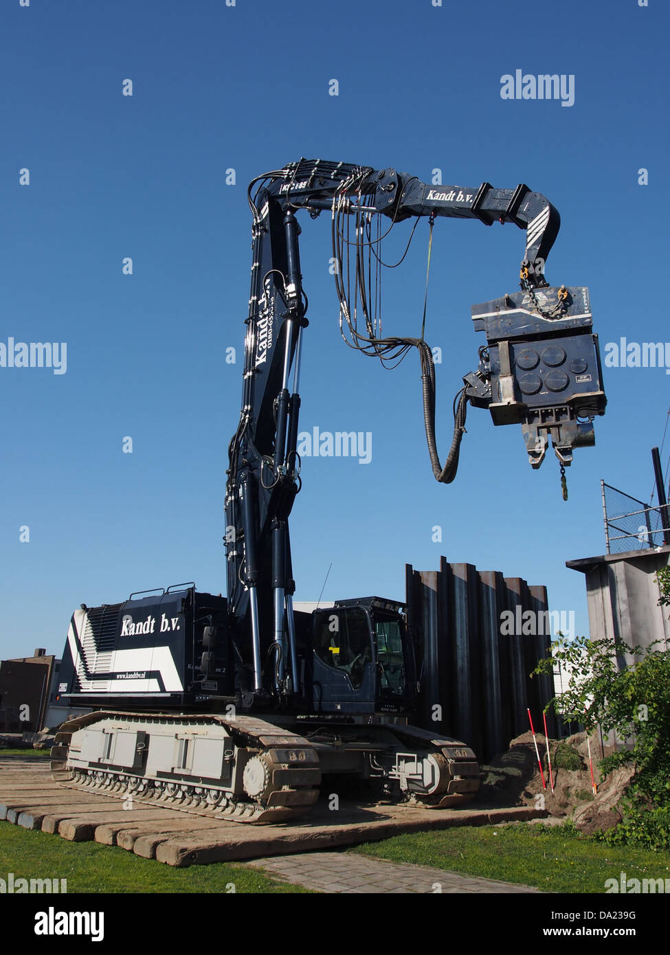 Questa immagine mostra la gru speciale Kandt (KSC) 885 in funzione, utilizzando un martello vibrante SVR 24 VM per l'azionamento di cumuli. L'attrezzatura viene utilizzata per progetti di costruzione per impieghi gravosi. Foto Stock