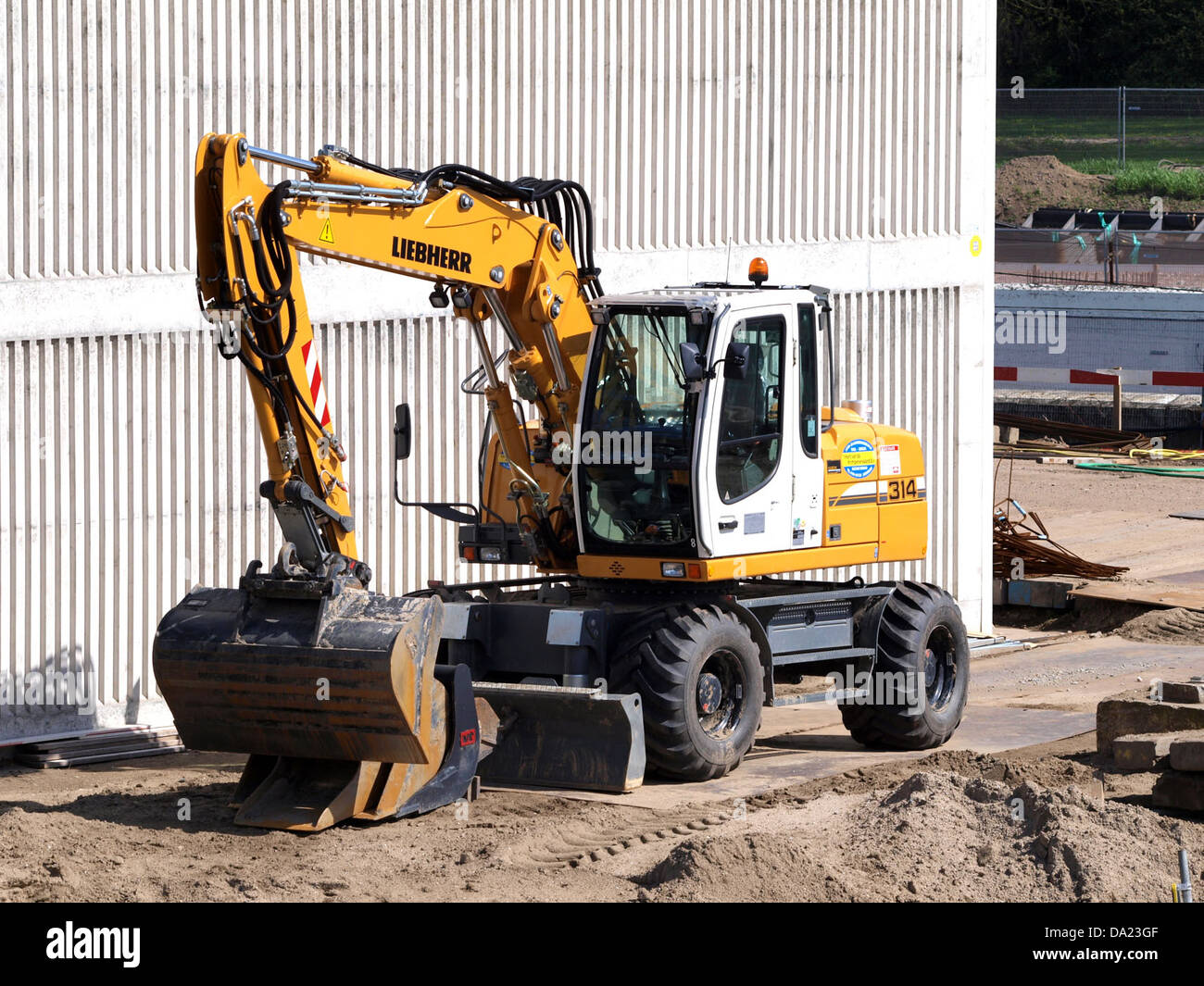 Questa immagine mostra un escavatore Liebherr 314, un efficiente pezzo di macchinari pesanti progettato per la costruzione e lo scavo. Noto per la sua potenza e versatilità, viene utilizzato in vari settori per attività di scavo, sollevamento e movimentazione materiali. Foto Stock