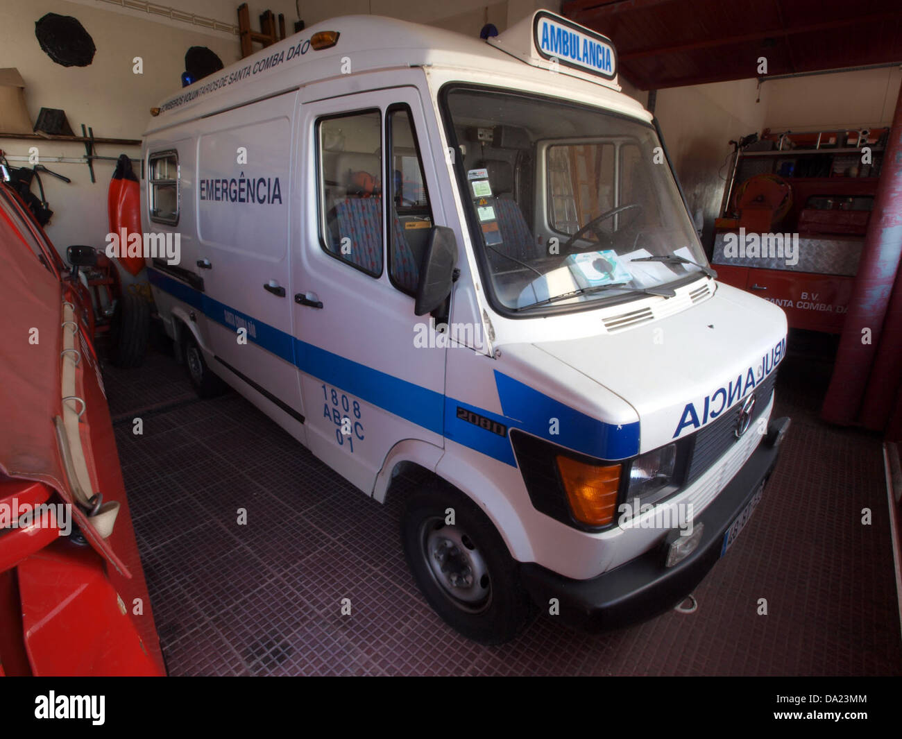 Questa immagine raffigura un camion dei vigili del fuoco Mercedes-Benz dei vigili del fuoco di Santa Comba Dão, unità 1808 ABSC 01. Il veicolo svolge un ruolo fondamentale nella risposta alle emergenze e nelle operazioni antincendio nella regione. Foto Stock