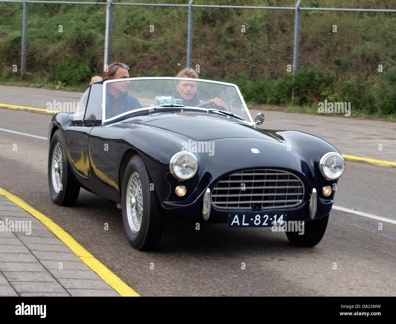 La 1957 AC Ace Bristol, presentata al Nationaal Oldtimer Festival di Zandvoort nel 2010, è una classica auto sportiva britannica nota per il suo design leggero e le alte prestazioni. Questo modello rimane uno dei preferiti dai collezionisti e dagli appassionati di automobili d'epoca. Foto Stock