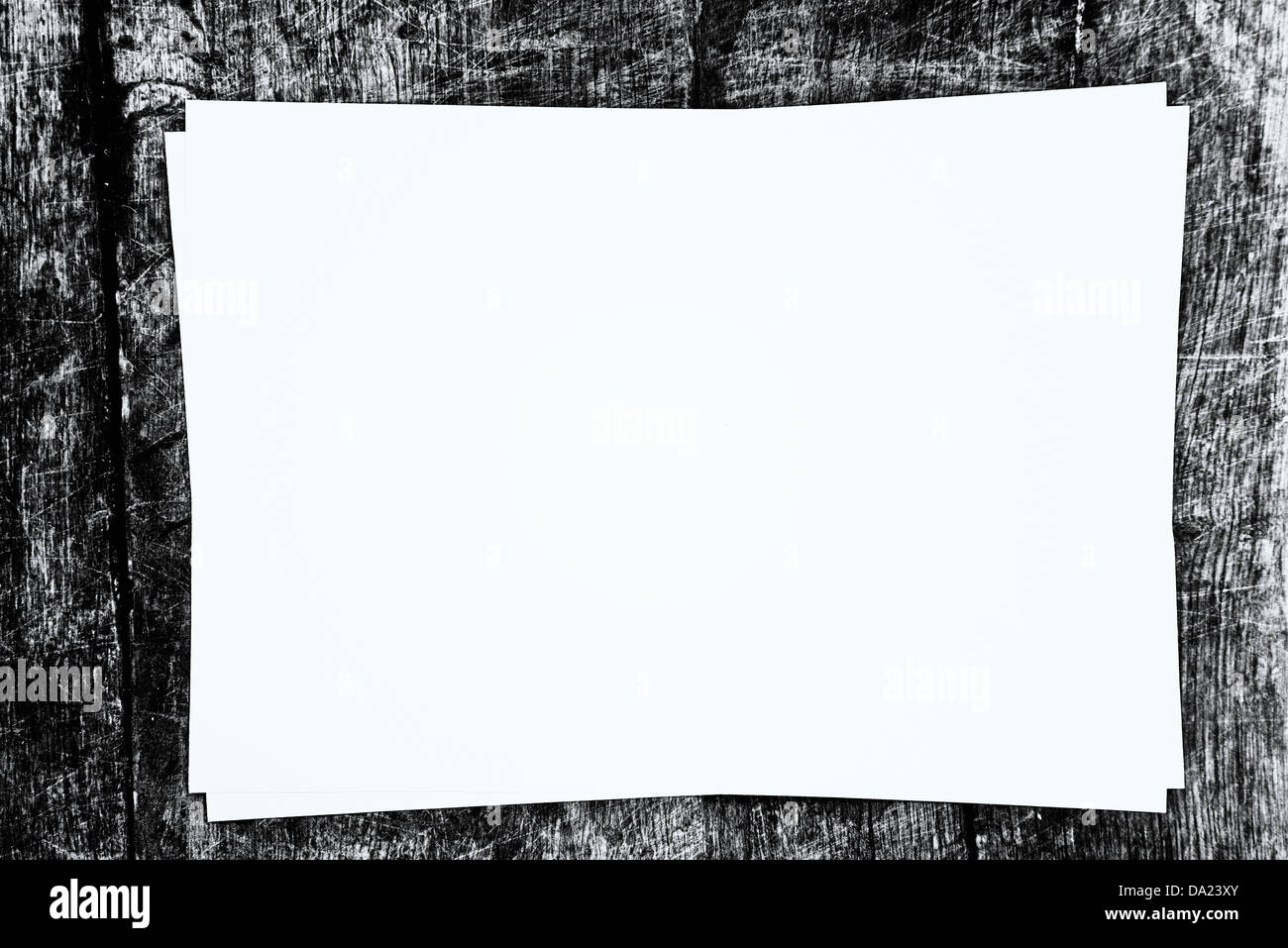 Carta bianca su sfondo legno, immagine in bianco e nero Foto Stock