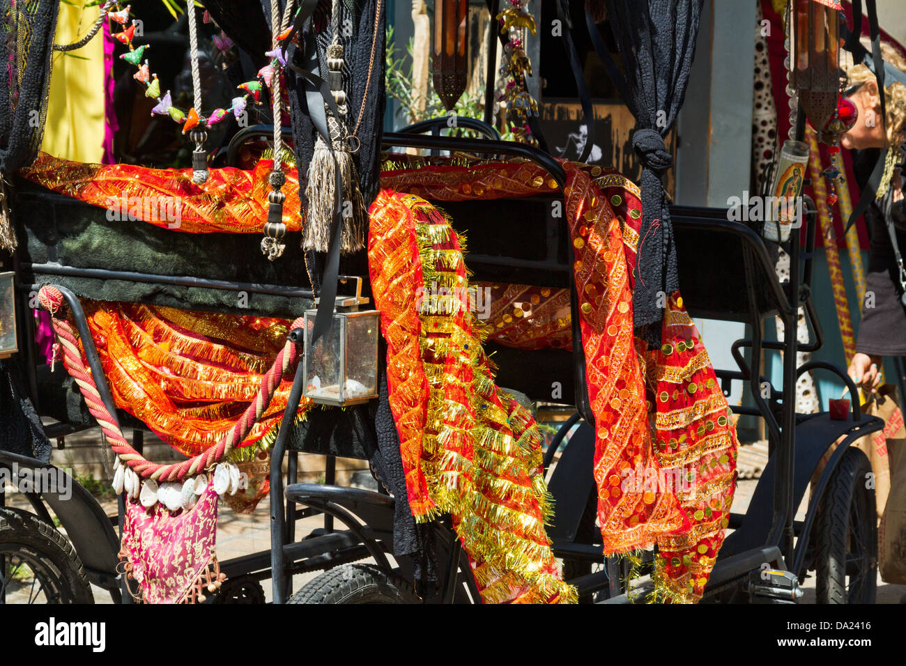 Tessuto decorativo adorna di un antico horseless il trasporto nella zona di Funk a Santa Barbara, California. Foto Stock