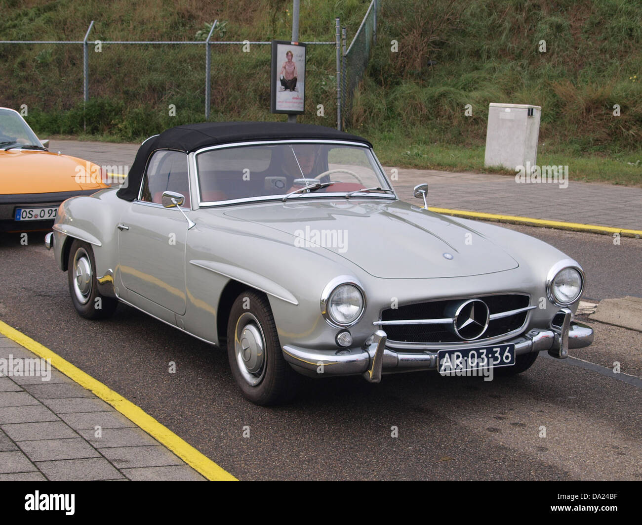 La Mercedes-Benz 10SL 1962, presentata al Nationaal Oldtimer Festival di Zandvoort 2010, è un'auto sportiva di lusso d'epoca dal design e dalla progettazione eccezionali. E' celebrato per le sue caratteristiche classiche e il significato storico nella storia dell'automobile. Foto Stock