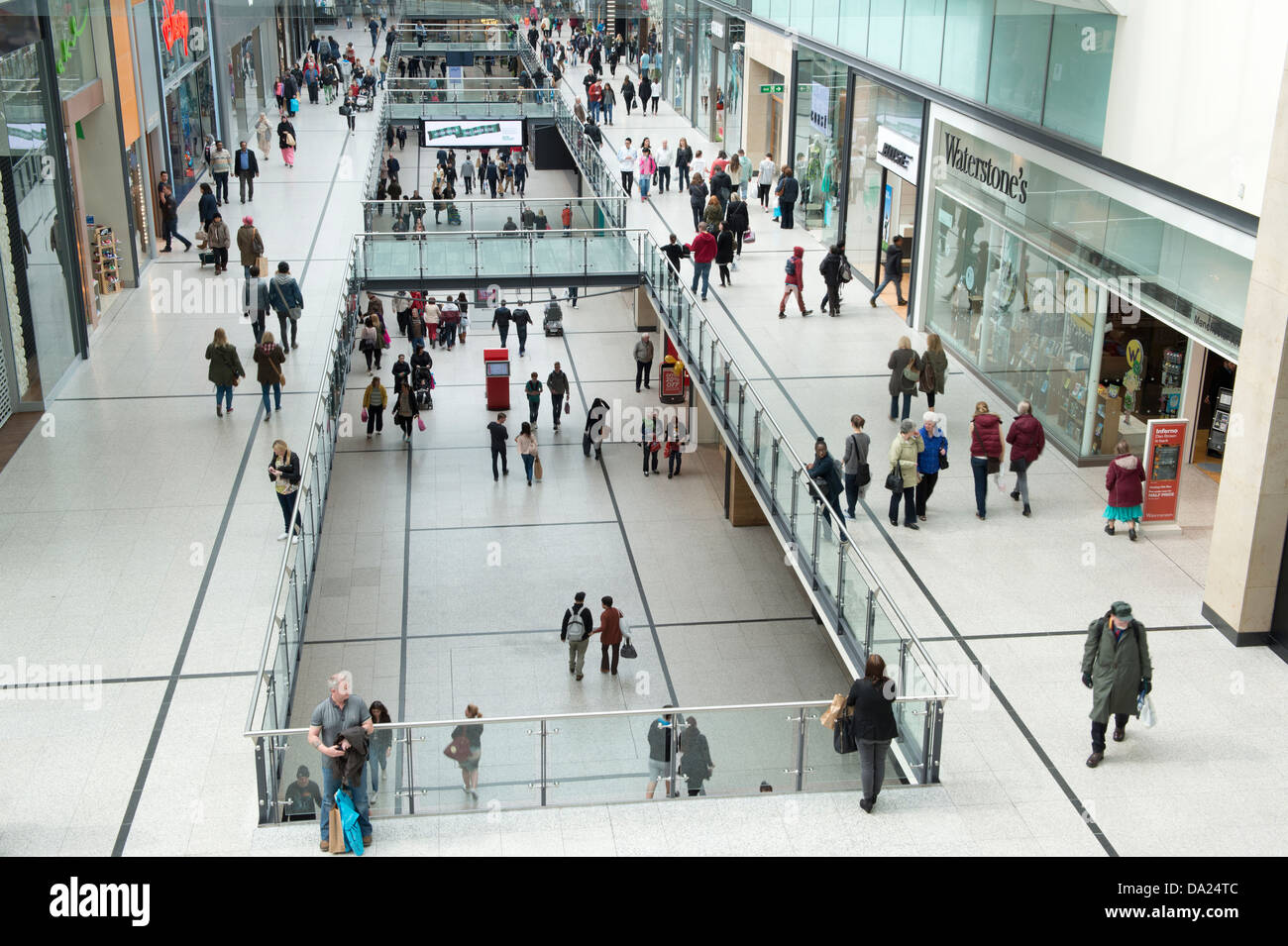 Al suo interno un colpo di occupato Manchester Arndale shopping centre. Foto Stock