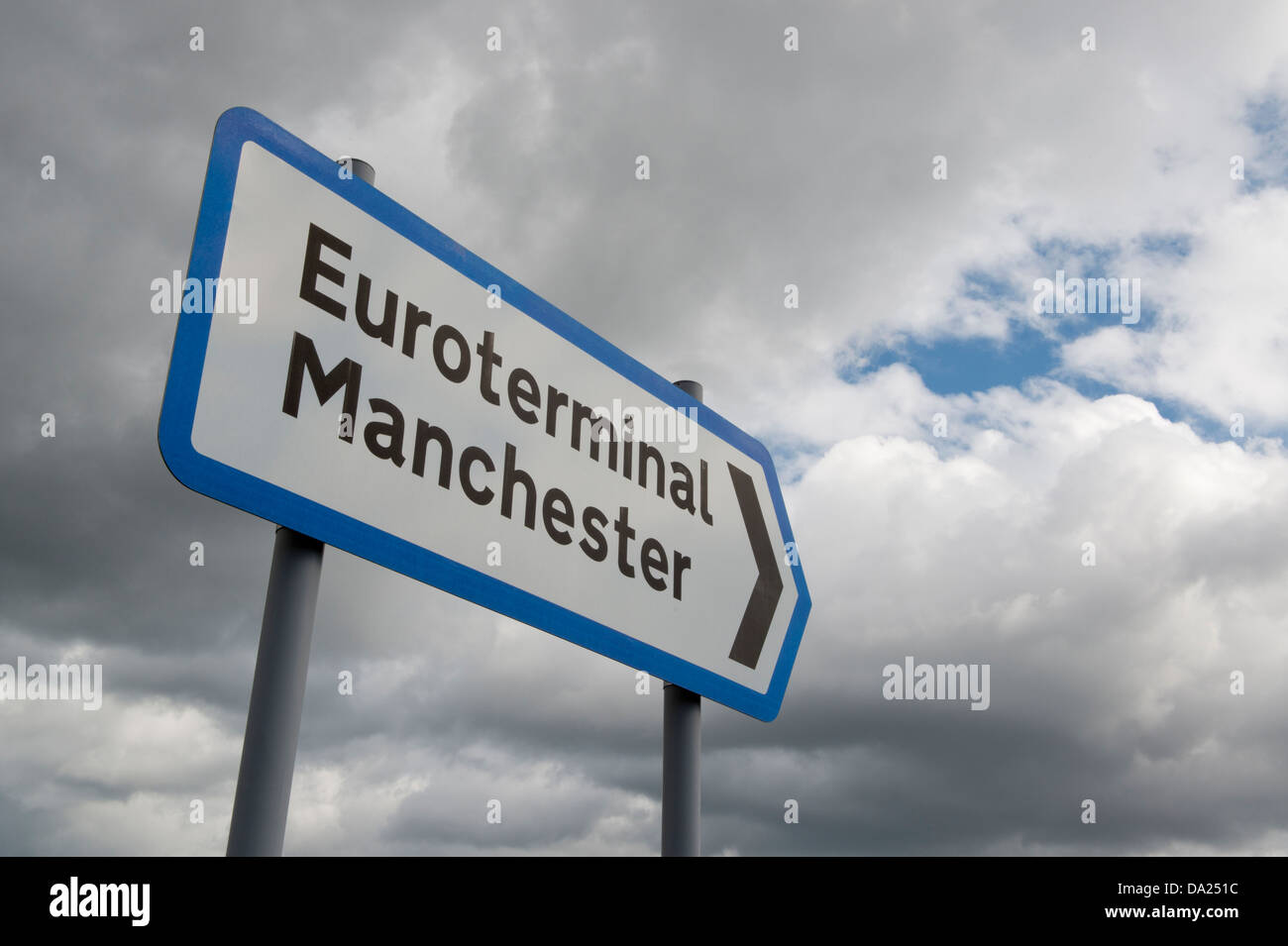 Una strada cartello che indica la direzione per la Euroterminal in Manchester Trafford Park sparato contro un cielo moody (solo uso editoriale) Foto Stock