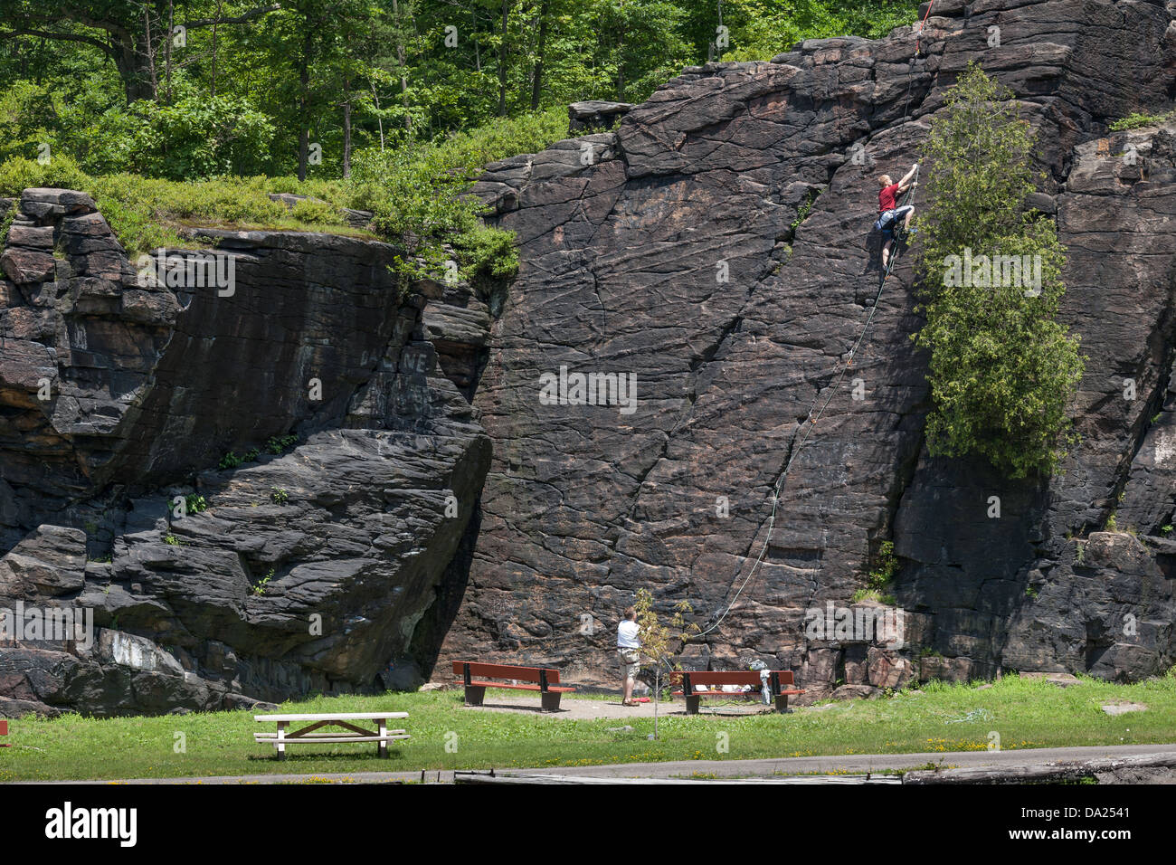 Arrampicata su roccia in Little Falls, nello Stato di New York, Mohawk Valley, lungo Erie Canalway Trail Foto Stock