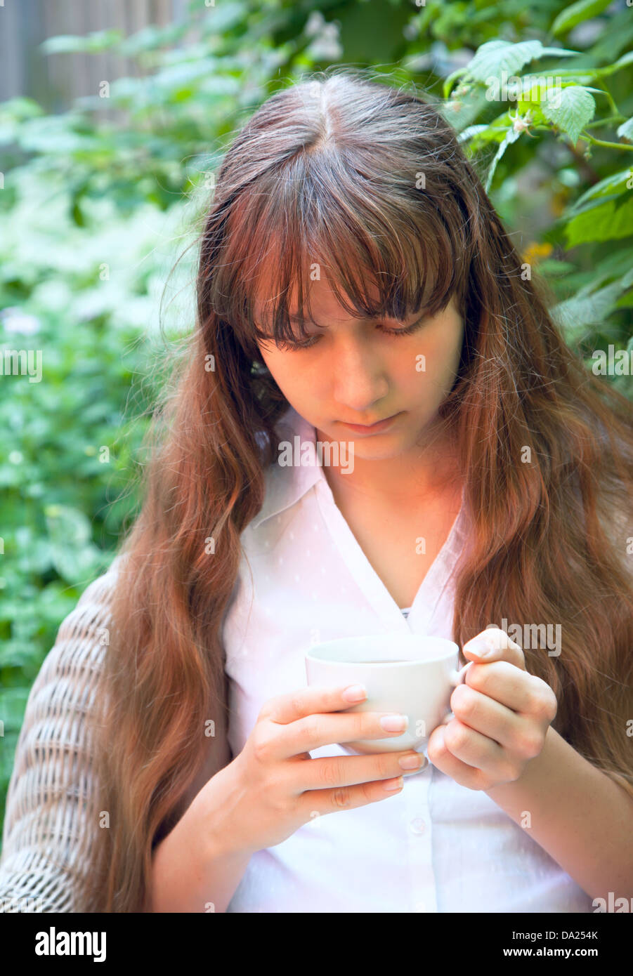 Ragazza giovane con una tazza di tè Foto Stock