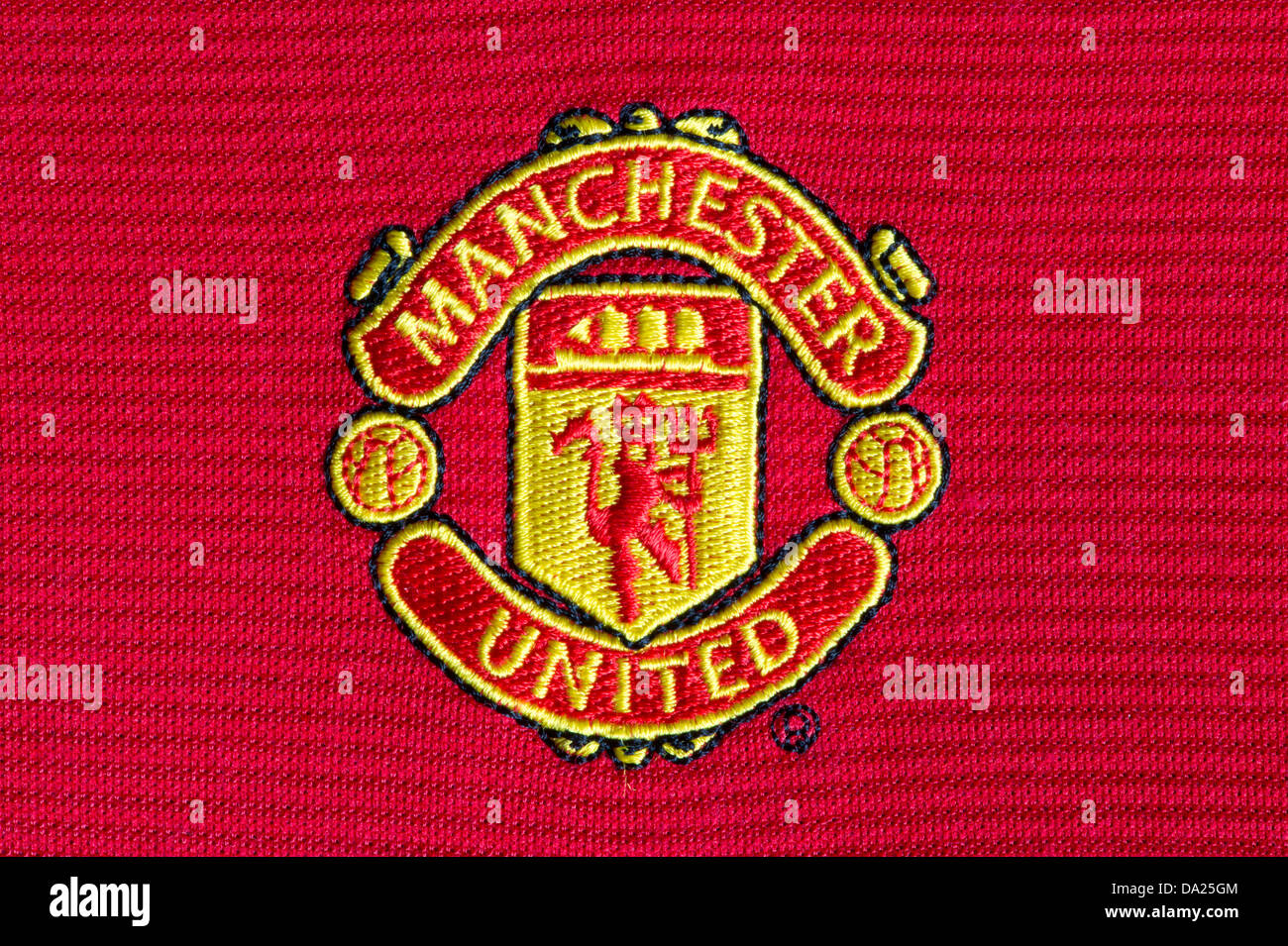 Il Manchester United Football Club il badge come visto su una riproduzione di jersey (solo uso editoriale). Foto Stock