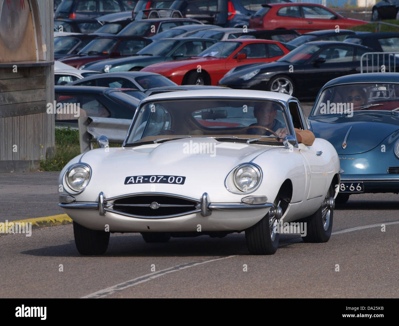 La Jaguar e-Type AR-07-00 del 1968 è stata presentata al Nationaal Oldtimer Festival di Zandvoort nel 2010. L'auto sportiva classica è rinomata per il suo design e le sue prestazioni. Foto Stock