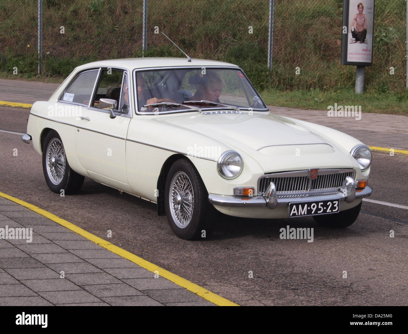 La MG C GT del 1968, presentata al Nationaal Oldtimer Festival 2010 a Zandvoort, è una classica auto sportiva britannica nota per il suo stile distintivo e il potente motore. Questo modello, con il suo design elegante e le prestazioni sportive, continua ad affascinare gli appassionati di auto d'epoca. Foto Stock