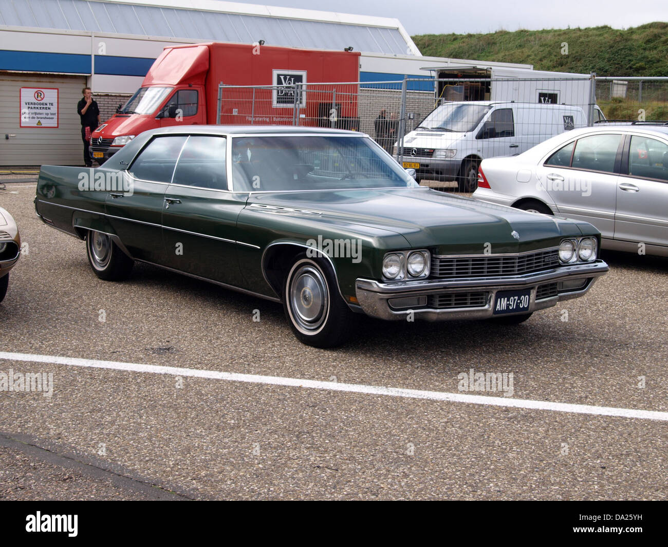 La Buick Electra 225 del 1972, presentata al Nationaal Oldtimer Festival di Zandvoort nel 2010, rappresenta il classico design automobilistico americano dei primi anni '70 Conosciuto per il suo spazioso lusso e il potente motore, questo veicolo d'epoca è un ottimo esempio di ingegneria automobilistica della metà del secolo. Foto Stock
