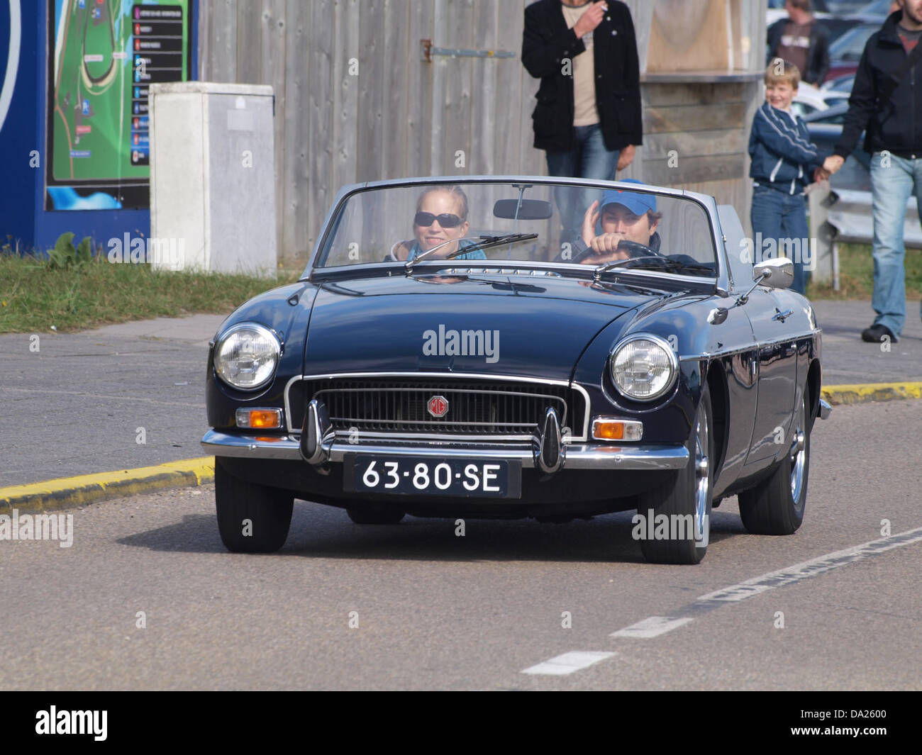 Questa immagine cattura la MG B del 1972, una classica auto sportiva britannica, al Nationaal Oldtimer Festival 2010 a Zandvoort, Paesi Bassi. La MG B è celebrata per il suo design e le sue prestazioni senza tempo e questo evento mette in risalto il suo status tra gli appassionati di auto d'epoca. Foto Stock
