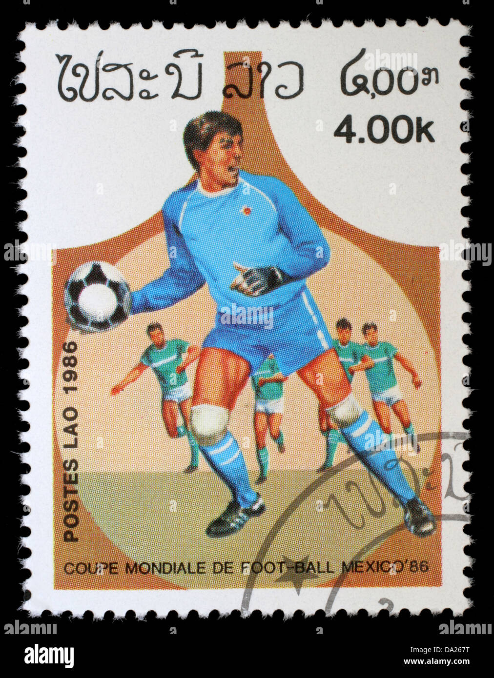 CIRCA 1986: timbro stampato in Laos mostra i giocatori di calcio, con l'iscrizione la Coppa del Mondo di calcio campionato, Messico 1986 Foto Stock