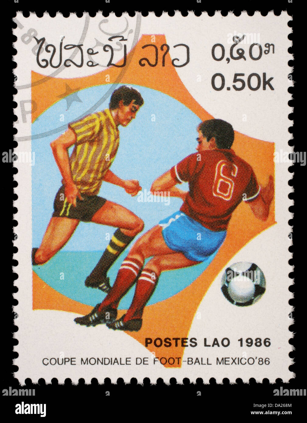 CIRCA 1986: timbro stampato in Laos mostra i giocatori di calcio, con l'iscrizione la Coppa del Mondo di calcio campionato, Messico 1986 Foto Stock