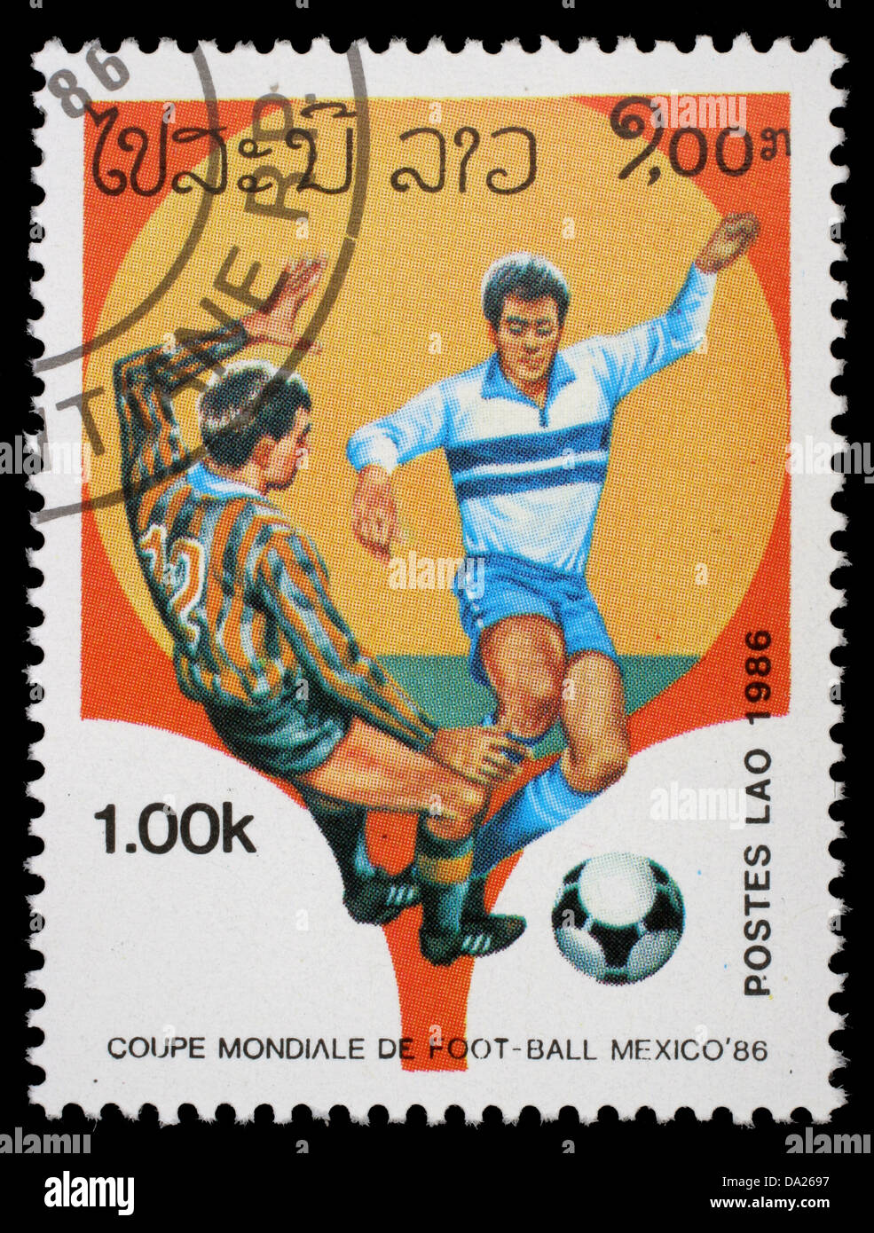 CIRCA 1986: timbro stampato in Laos mostra i giocatori di calcio, con l'iscrizione la Coppa del Mondo di calcio campionato, Messico 1986 Foto Stock