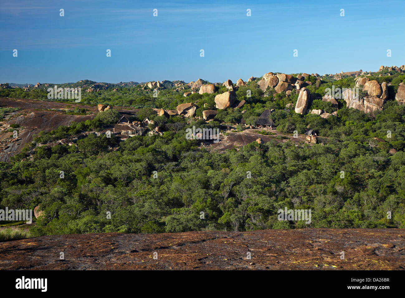 Grande grotta Camp, si mescola al affioramenti granitici della Matopos Hills, vicino a Bulawayo, Zimbabwe, Sud Africa Foto Stock