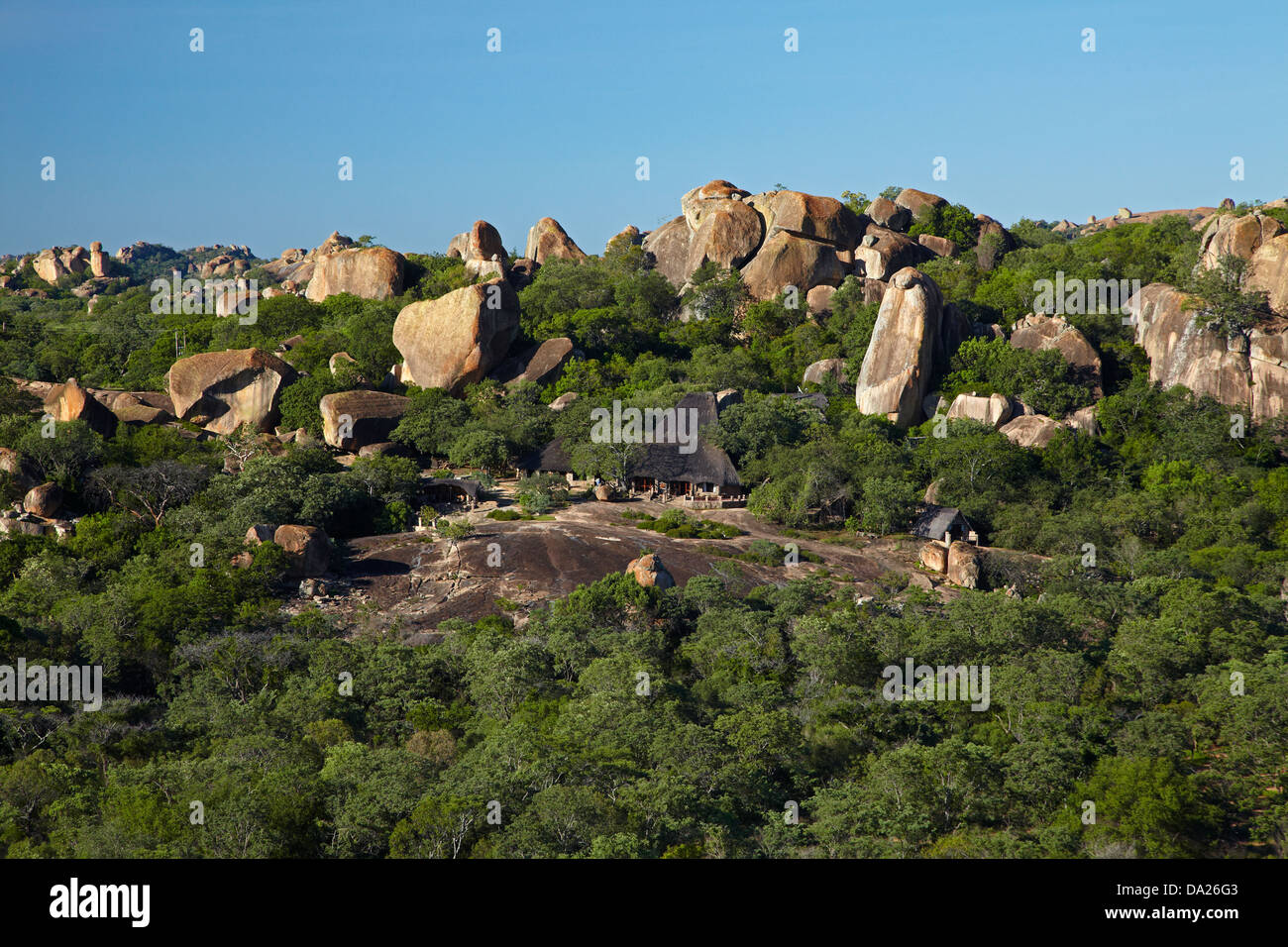 Grande grotta Camp, si mescola al affioramenti granitici della Matopos Hills, vicino a Bulawayo, Zimbabwe, Sud Africa Foto Stock