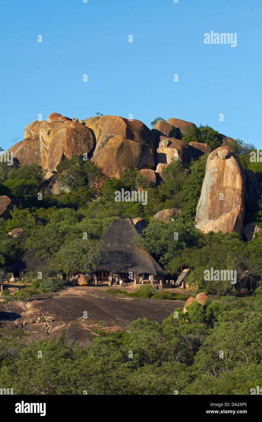 Grande grotta Camp, si mescola al affioramenti granitici della Matopos Hills, vicino a Bulawayo, Zimbabwe, Sud Africa Foto Stock