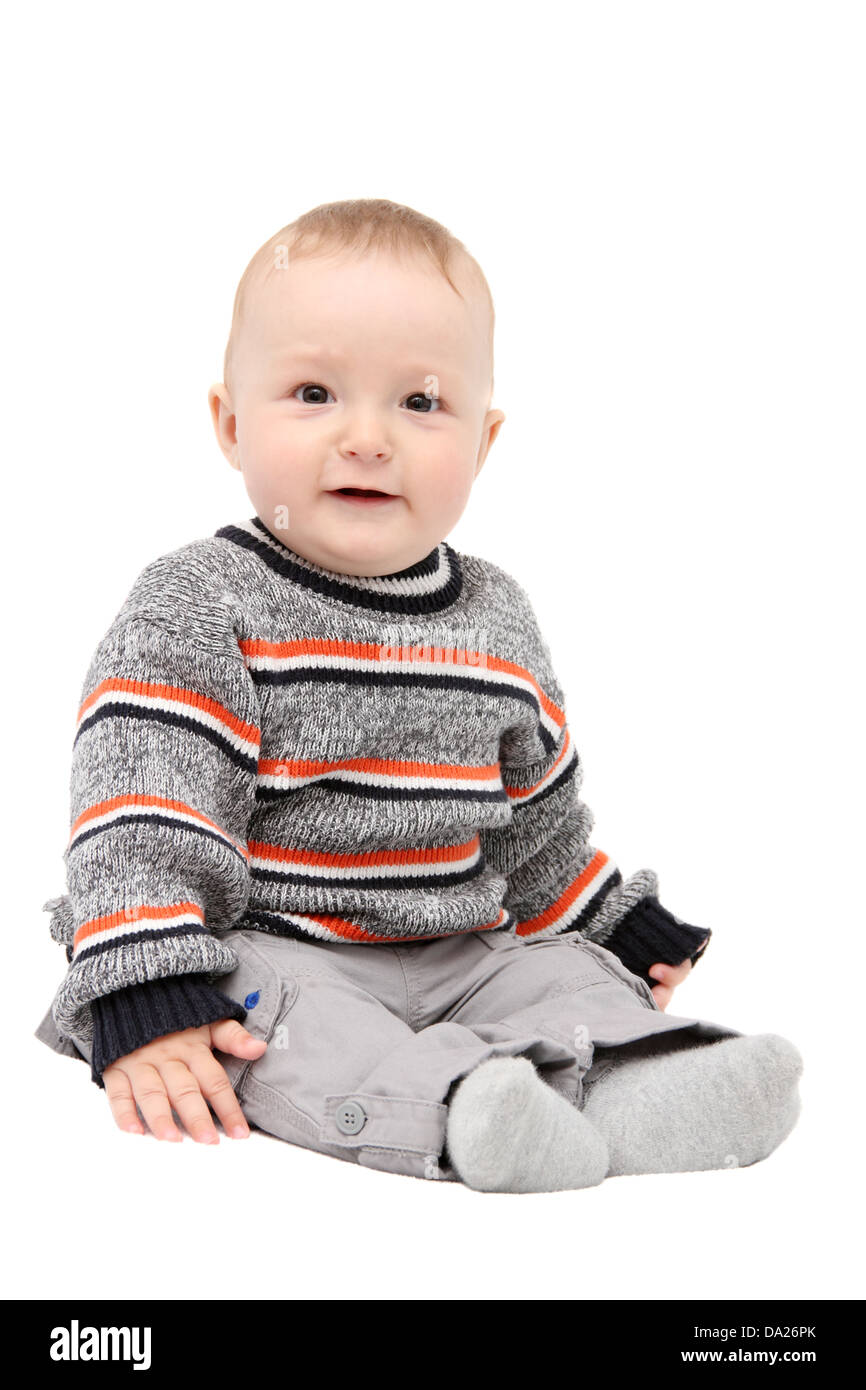 Bella happy baby boy seduto su sfondo bianco Foto Stock