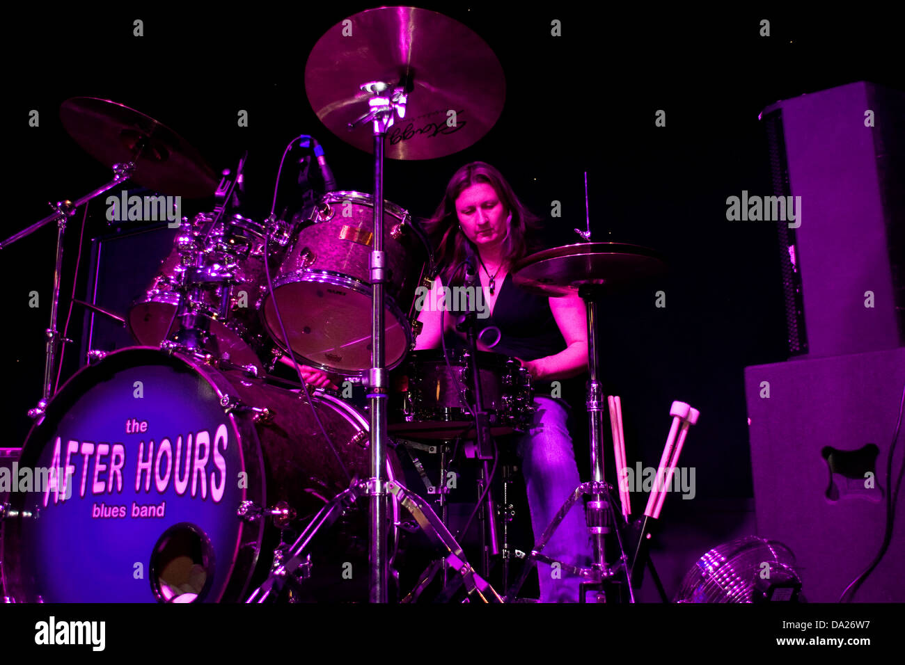 Ann Batty del dopo ore di Blues Band suonare la batteria durante il 2013 Blues Bonanza a Dundee, Regno Unito Foto Stock