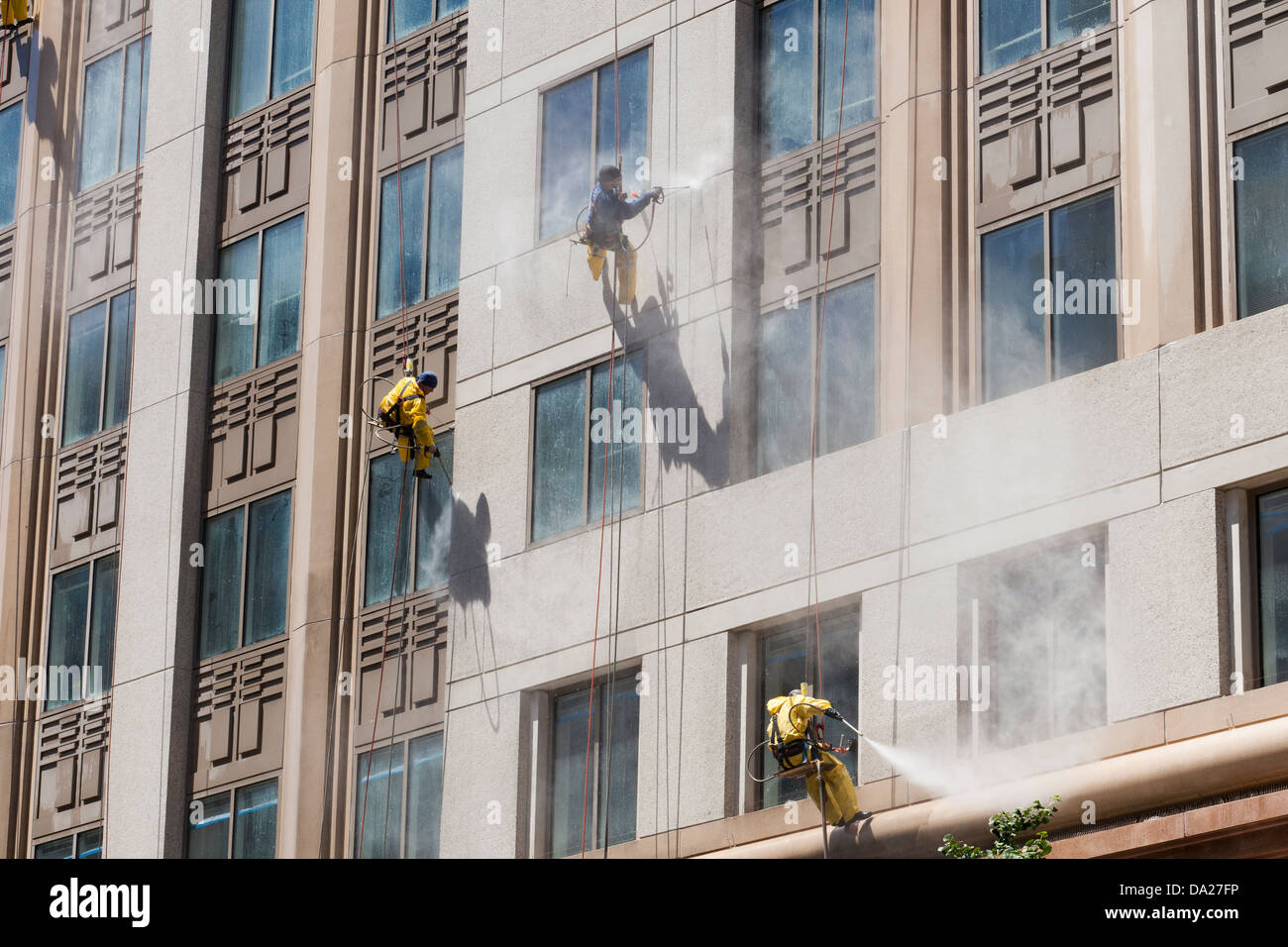 Alto edificio di manutenzione pulizia equipaggio con la rondella di pressione Foto Stock