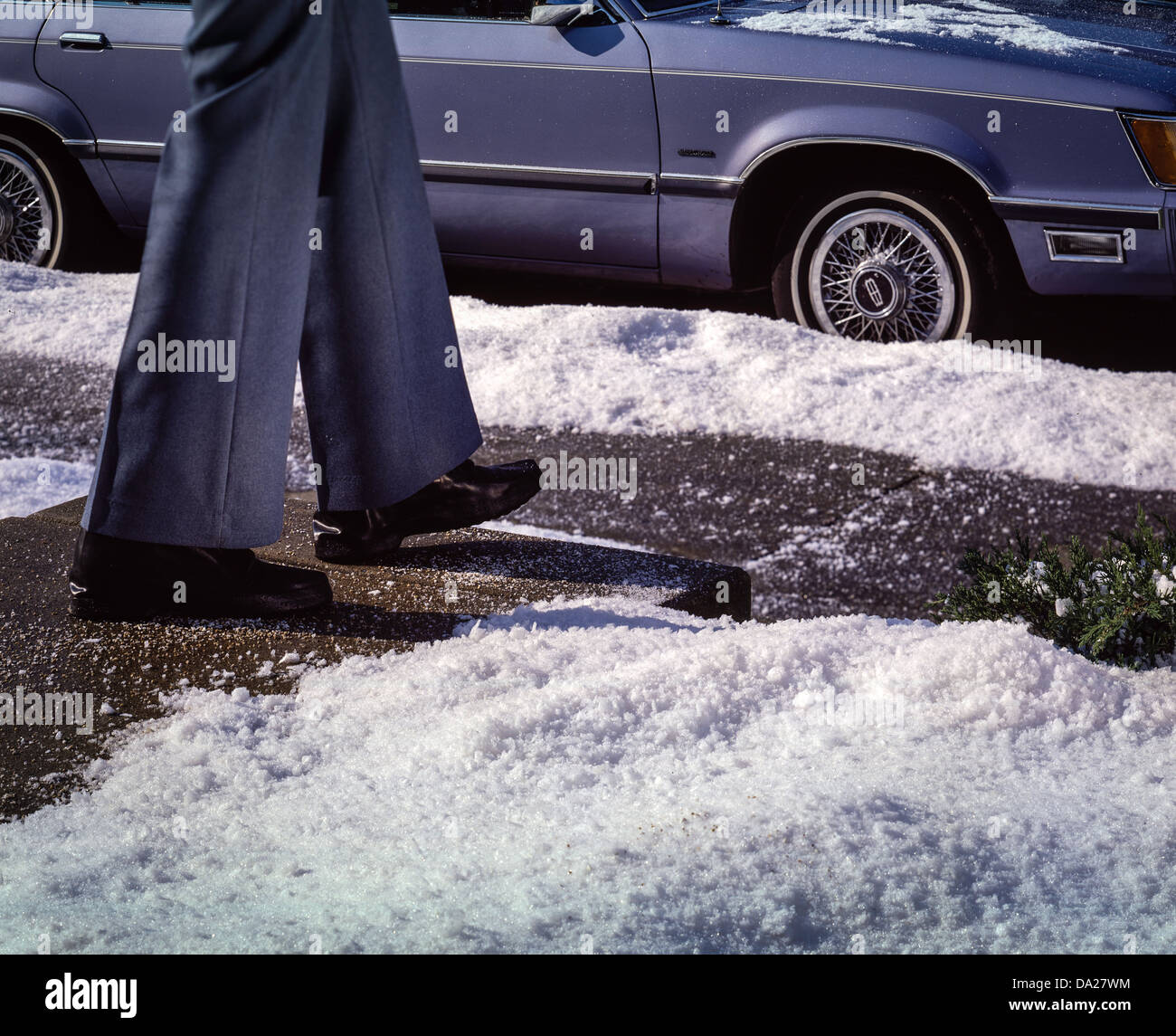 Look rétro pantaloni, la campana inferiore. Il marciapiede marciapiede w la neve fresca. Foto Stock