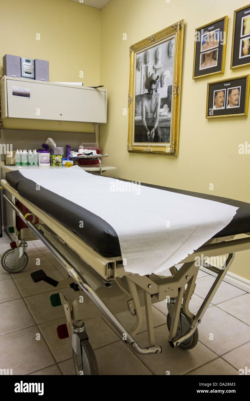 Una camera di esame con la tabella degli esami in un trattamento cosmetico facility. Stati Uniti d'America Foto Stock