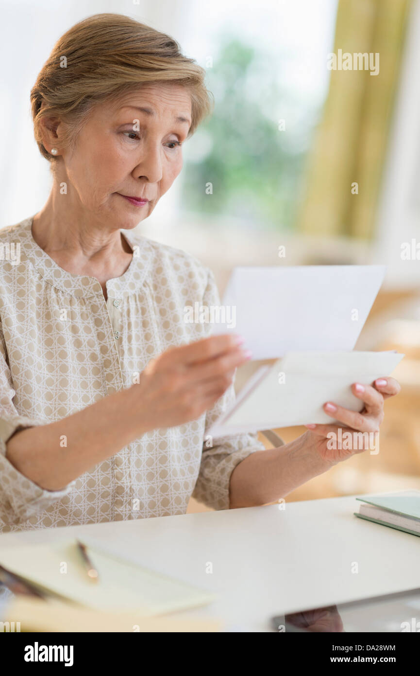 Senior donna lettura la lettera Foto Stock