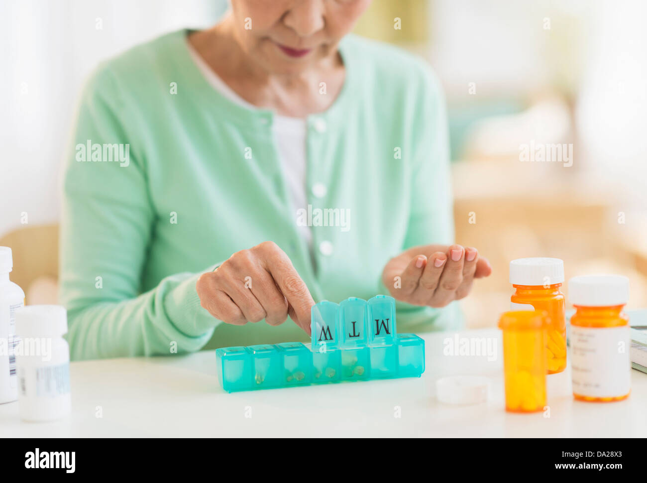 Senior donna organizzando la medicina nella casella Foto Stock