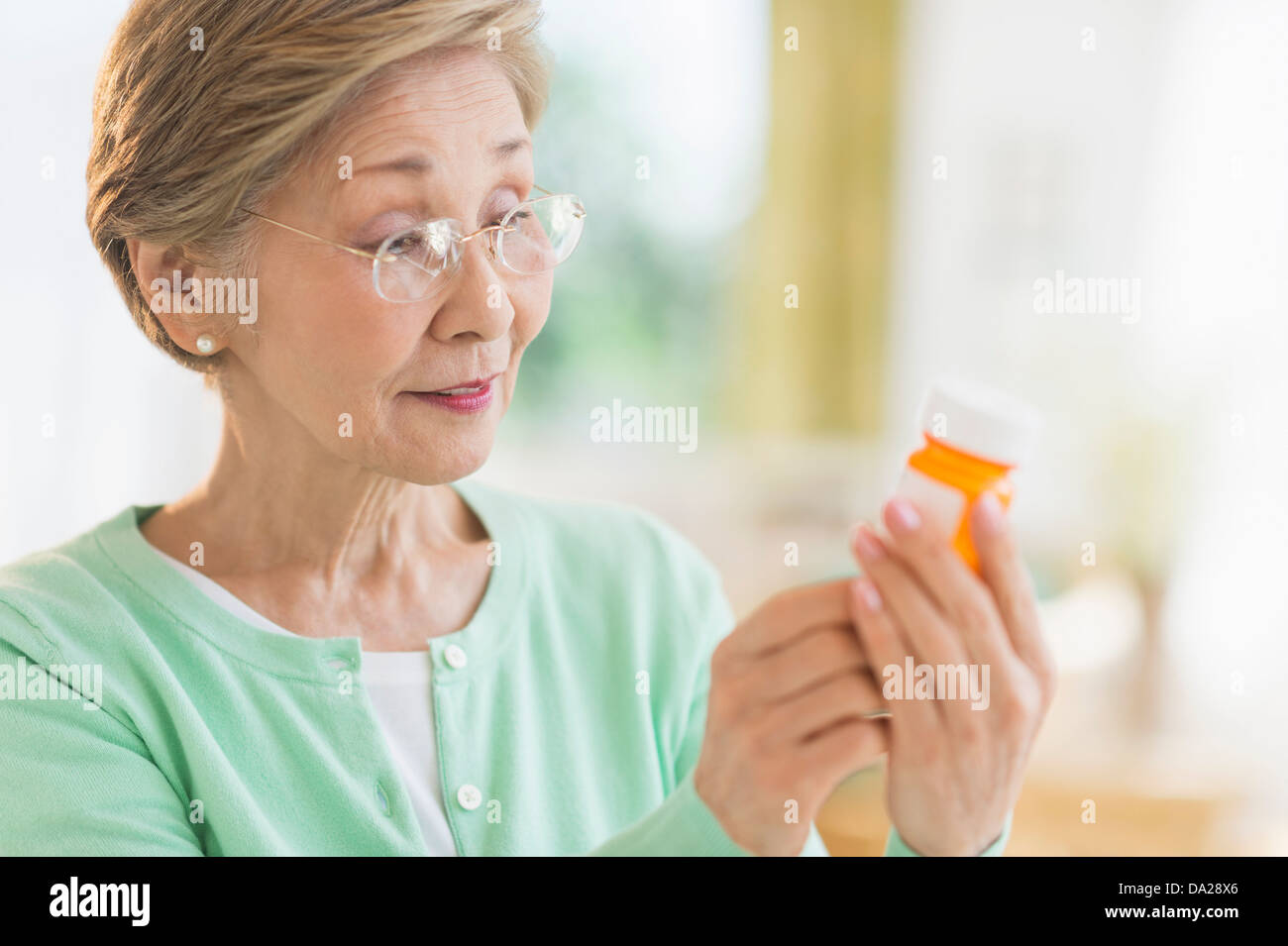 Senior donna lettura etichetta di medicina Foto Stock