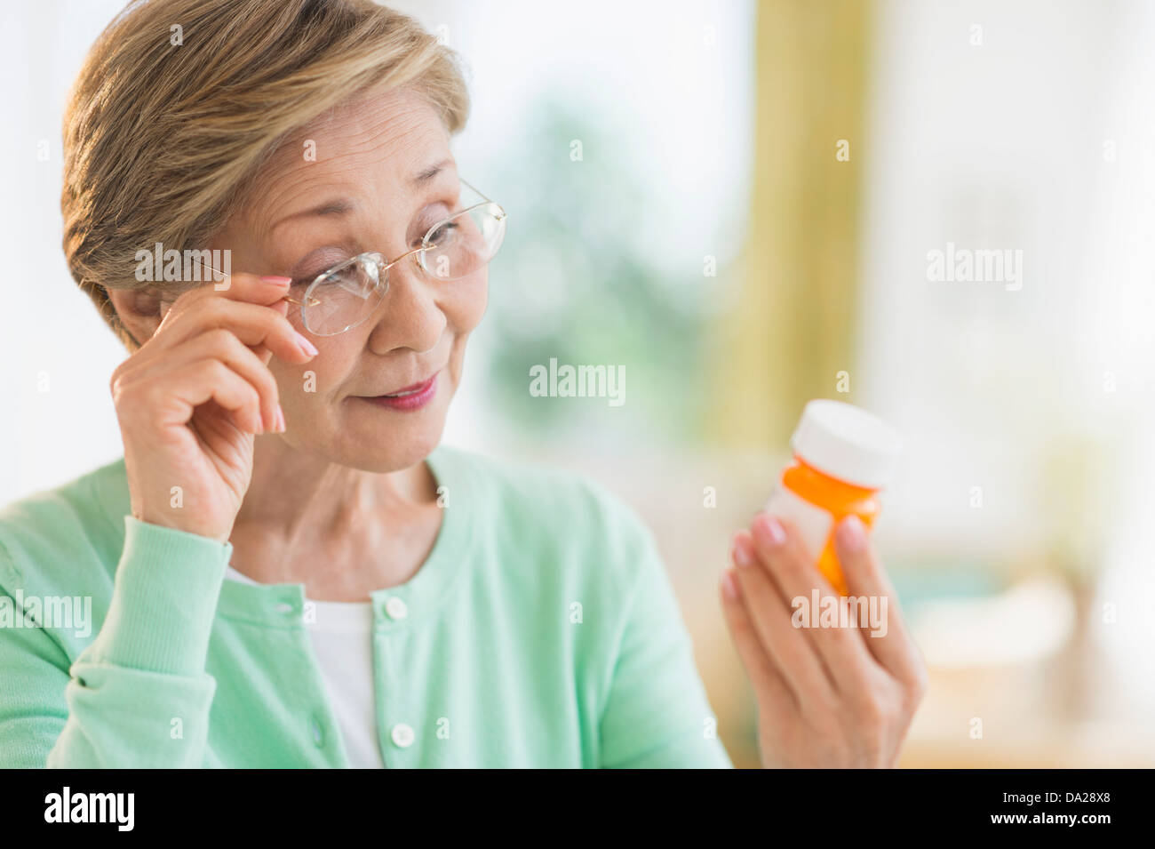 Senior donna lettura etichetta di medicina Foto Stock