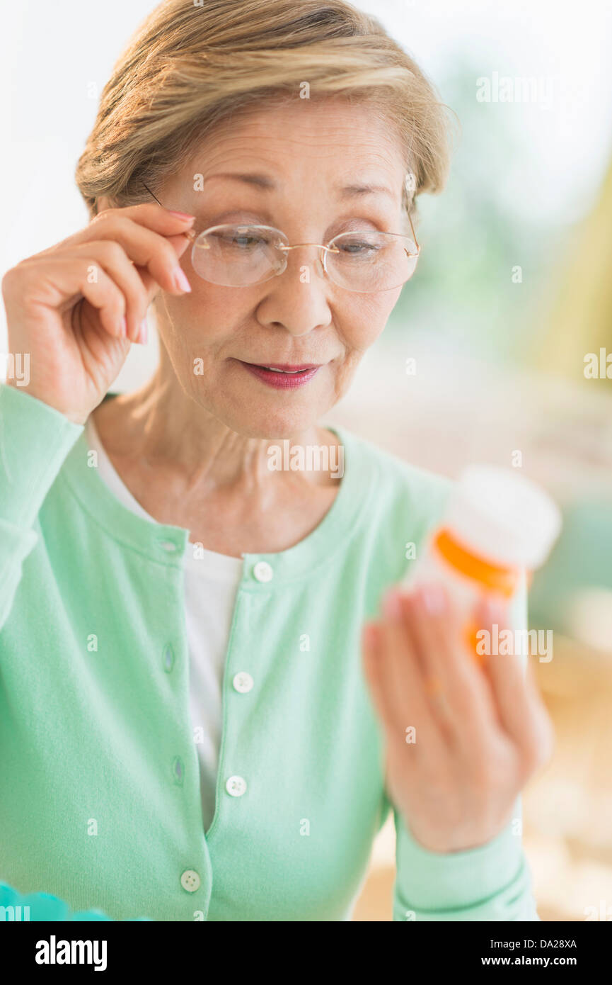 Senior donna lettura etichetta di medicina Foto Stock