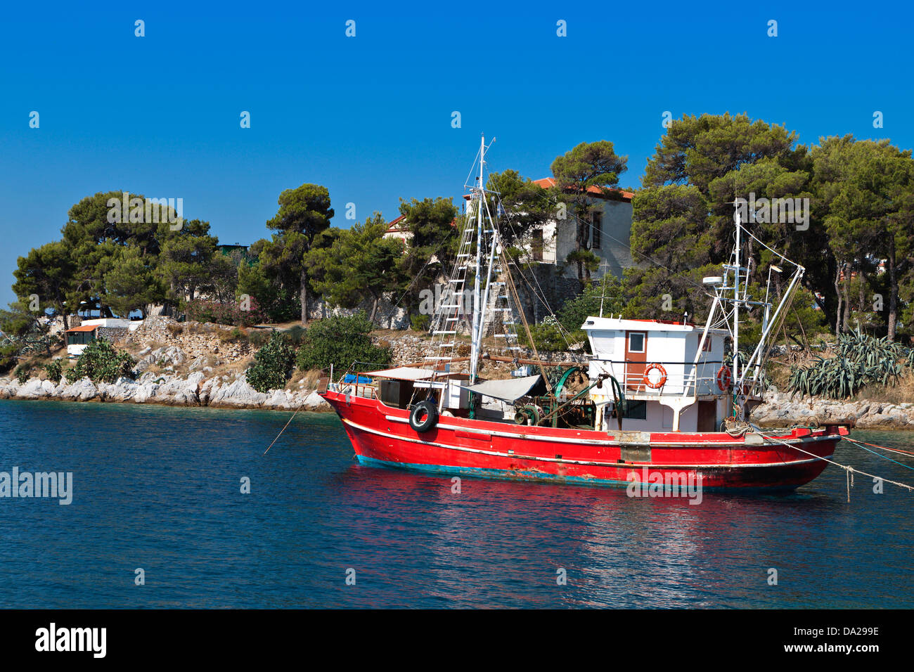 Isola di Skiathos in Grecia. Vista della fortezza di Bourtzi con una vecchia imbarcazione. Foto Stock