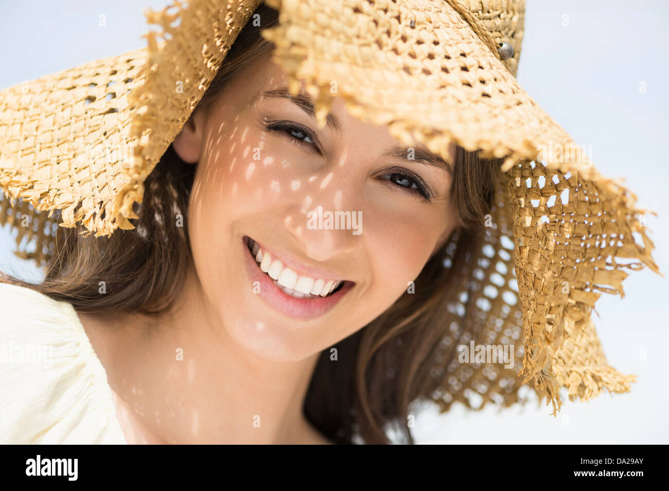 Ritratto di giovane e bella donna nella capanna di Sun Foto Stock