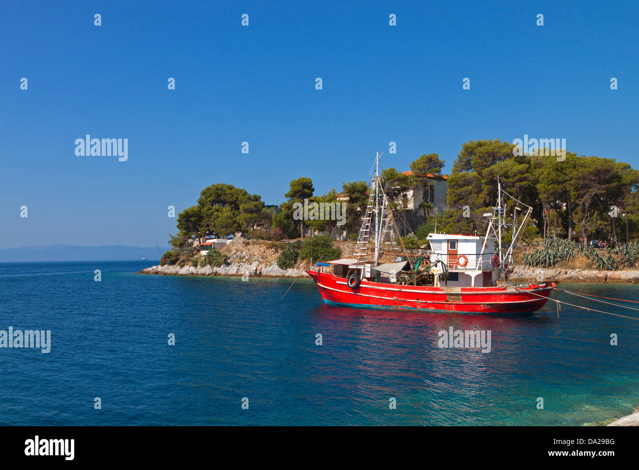 Isola di Skiathos in Grecia. Vista della fortezza di Bourtzi con una vecchia imbarcazione. Foto Stock