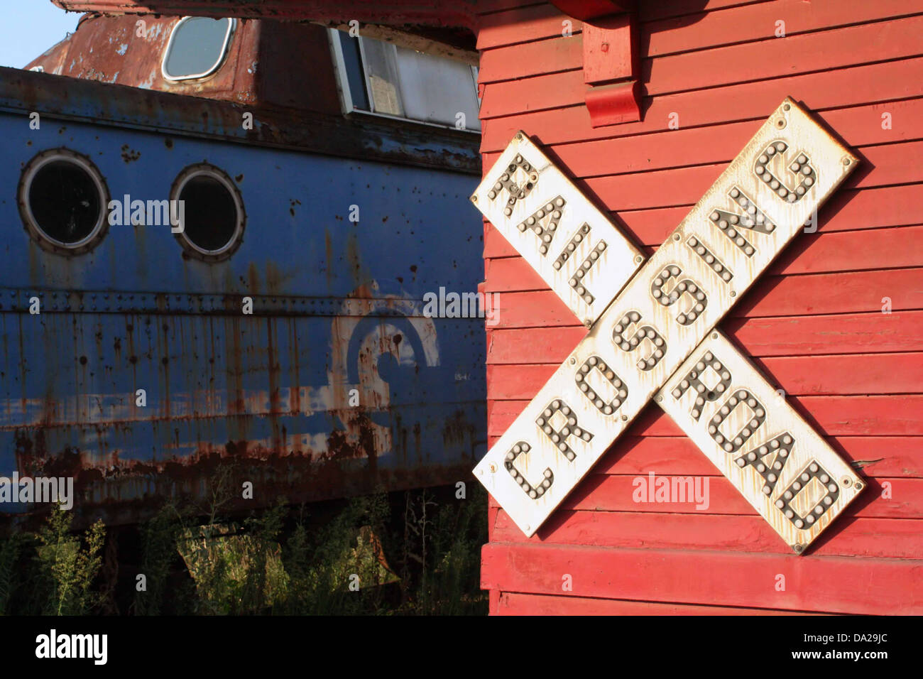 Ferrovia caboose motore attraversando la stazione ferroviaria segno ruggine rusty arrugginita vecchia rampa vintage Foto Stock