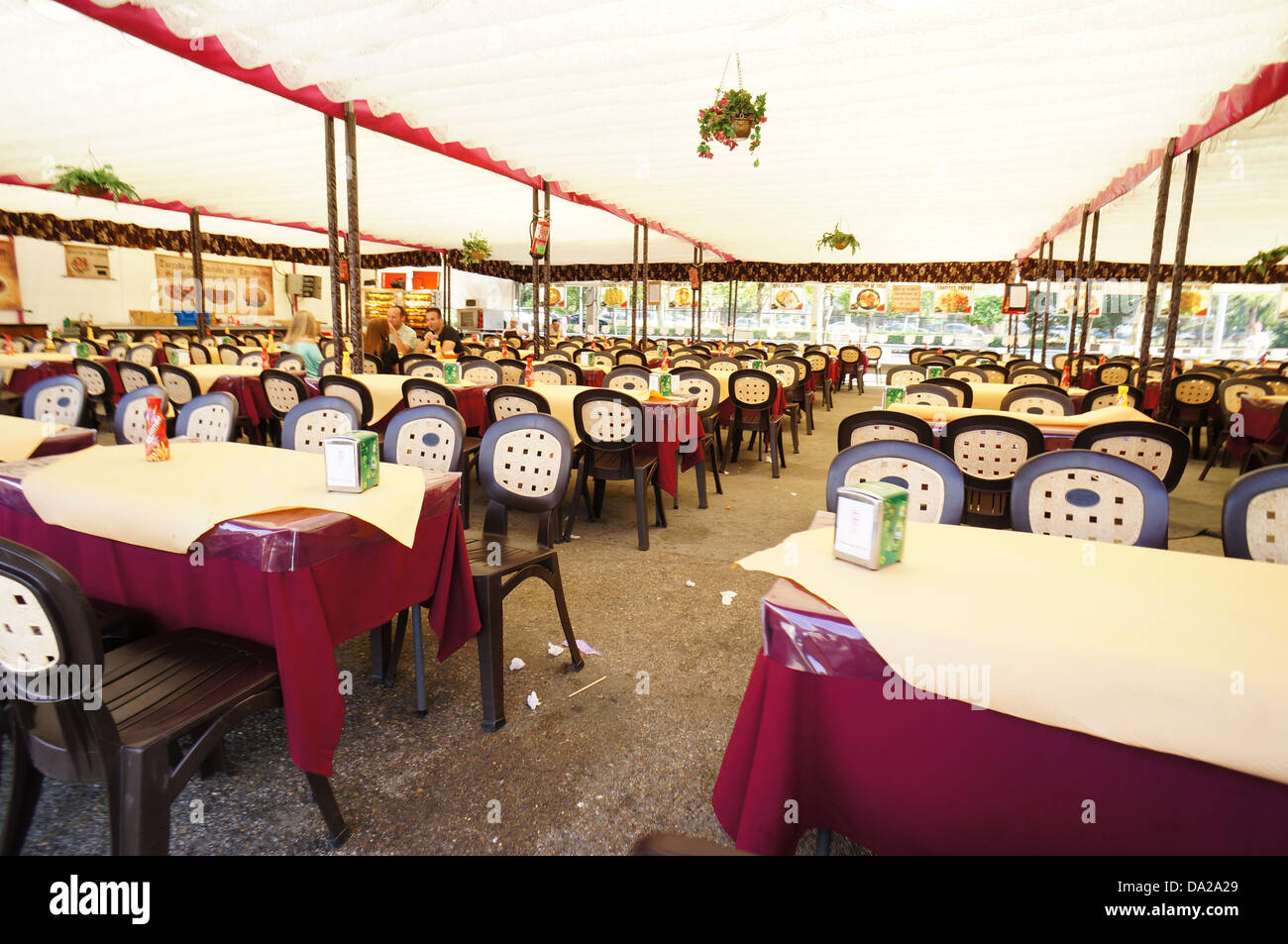 La fiera di Aprile di Siviglia, Food bar, tavoli e sedie, Siviglia e la zona fieristica in aprile, 2013 a Siviglia, Spagna Foto Stock