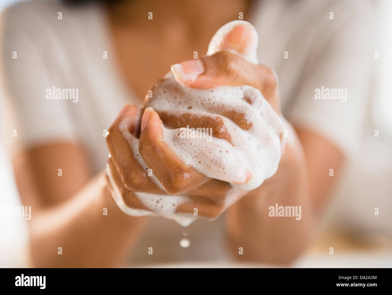 Close up della donna il lavaggio mani Foto Stock