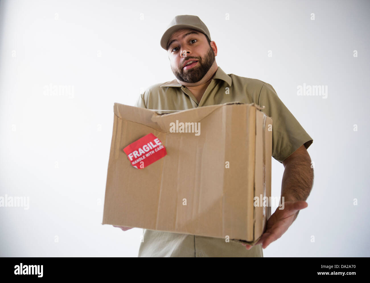 Uomo di consegna azienda danneggiata scatola di cartone Foto Stock