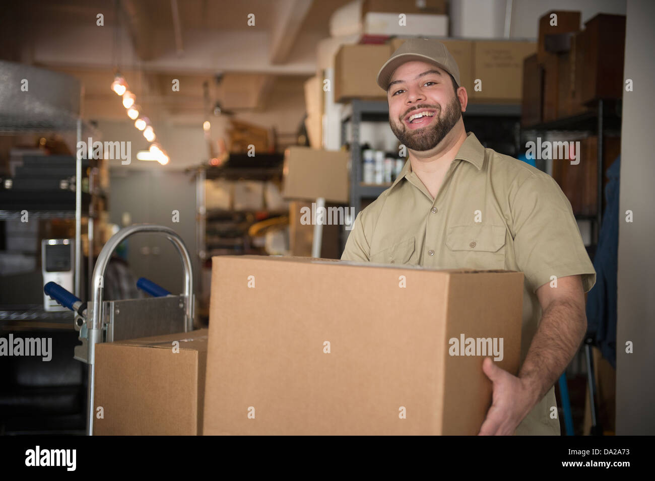 Ritratto di uomo di consegna nel magazzino Foto Stock