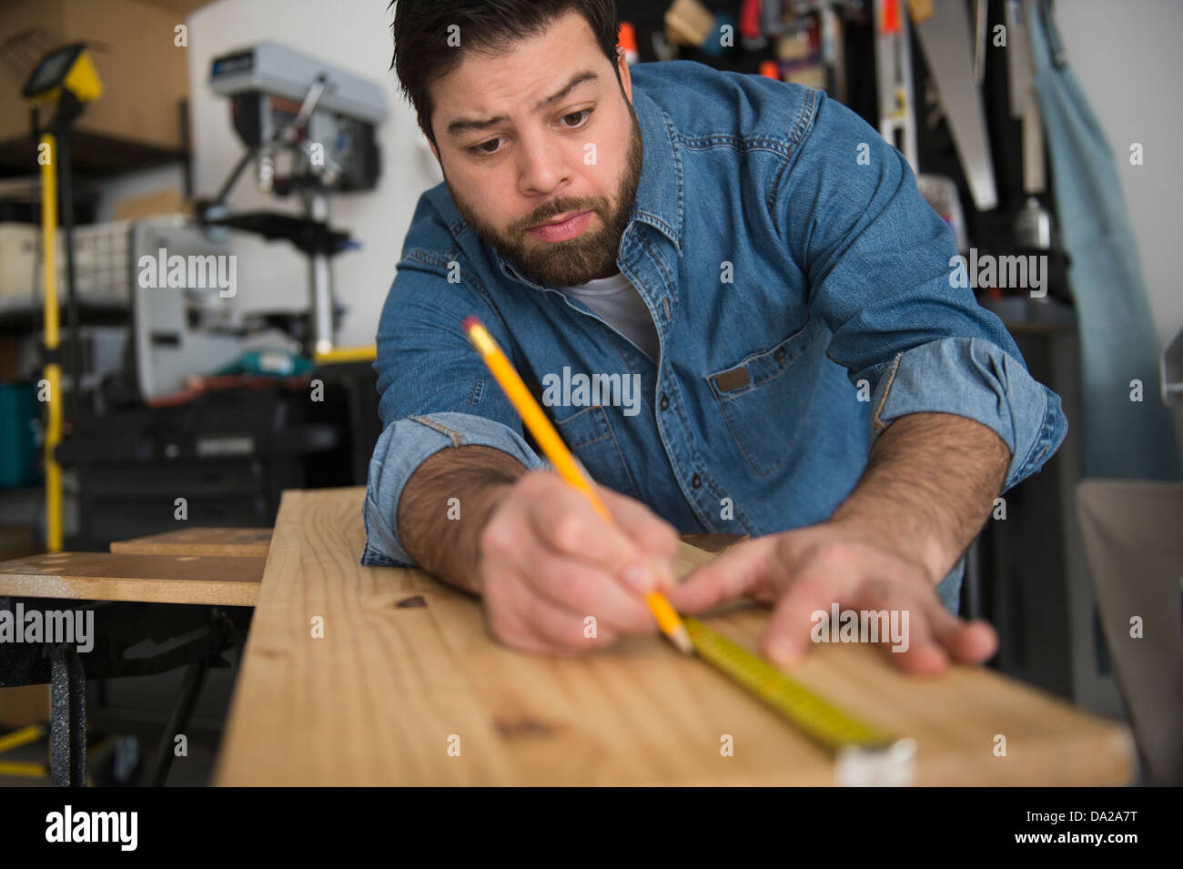Ritratto dell'uomo facendo segni sul pannello di legno Foto Stock