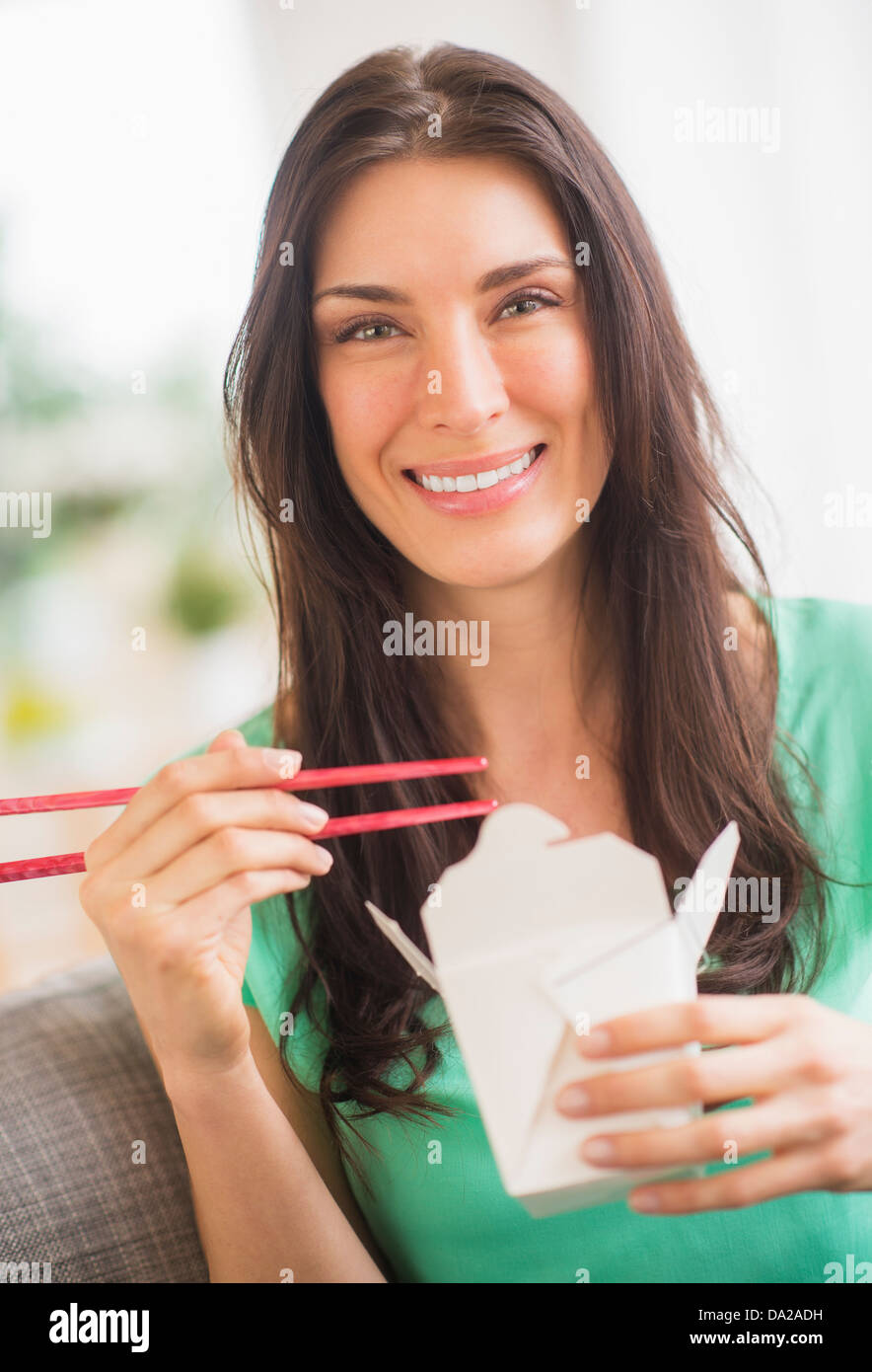 Ritratto di donna di mangiare prendere il cibo Foto Stock