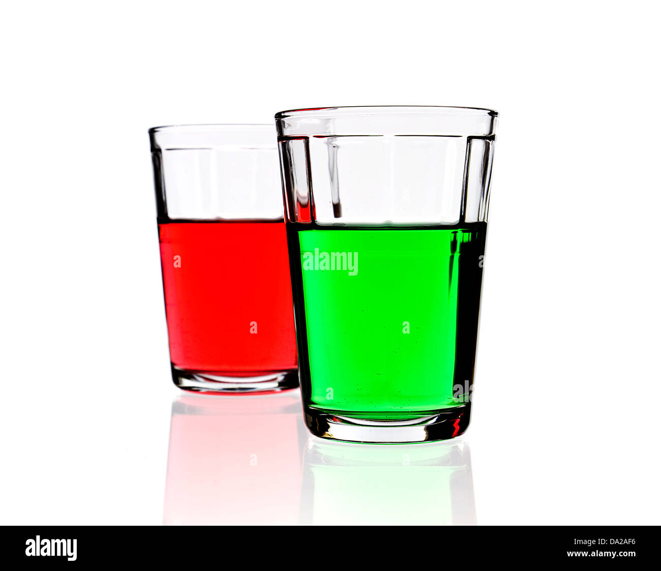 Il rosso e il verde delle bevande in bicchieri isolato su bianco con copia spazio. Foto Stock