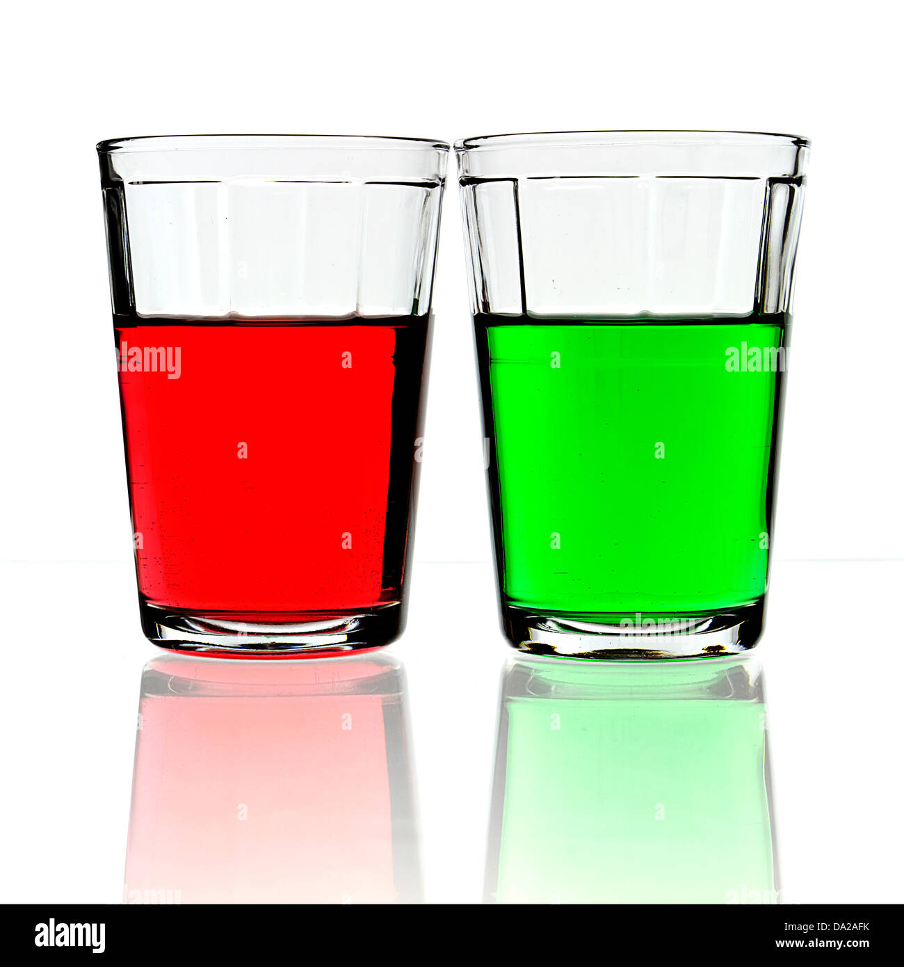 Il rosso e il verde delle bevande in bicchieri isolato su bianco con copia spazio. Foto Stock