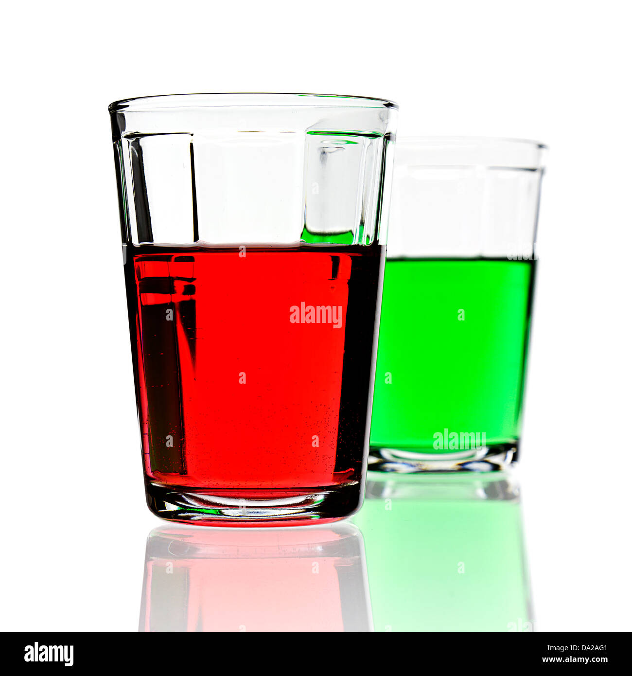 Il rosso e il verde delle bevande in bicchieri isolato su bianco con copia spazio. Foto Stock Il rosso e il verde delle bevande in bicchieri isolato su bianco con copia spazio. Foto Stock