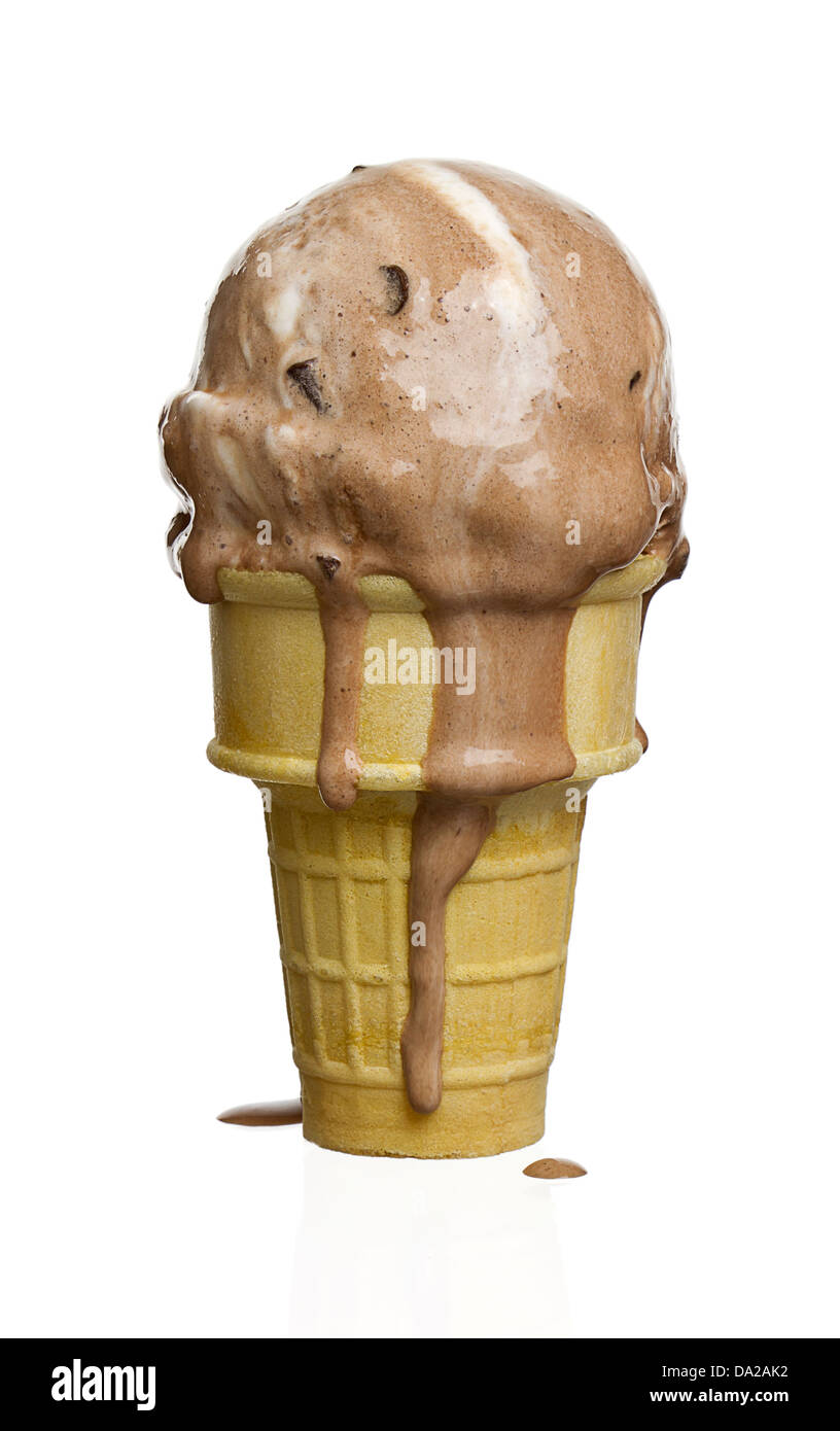 Cono gelato con un delizioso aroma di cioccolato gelato isolato su bianco. Foto Stock